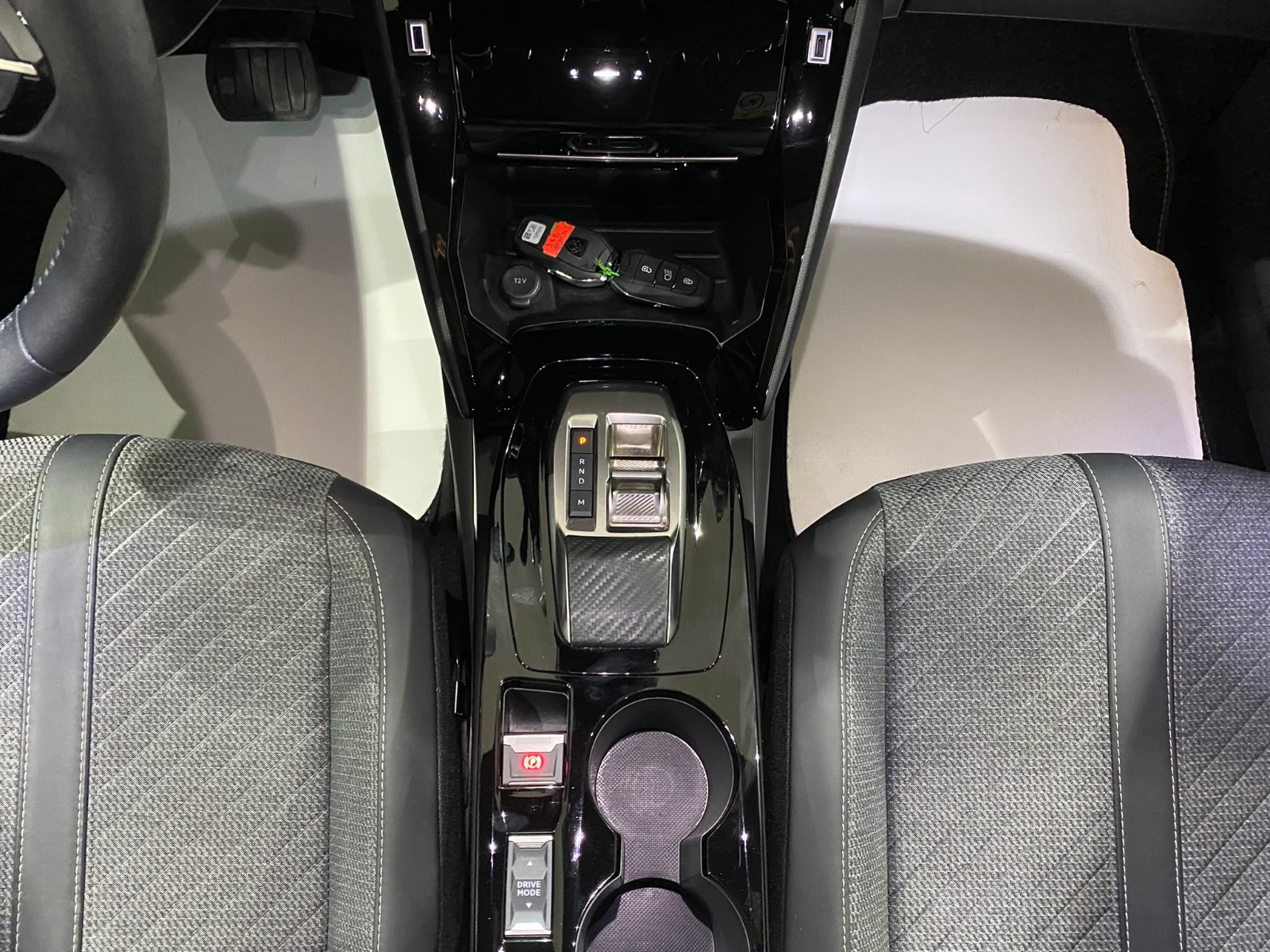 2025 Benzin Otomatik Peugeot 2008 Gümüş Gri Gürel Tasarım Aksesuar Otomotiv San. Tic. Ltd. Şti.