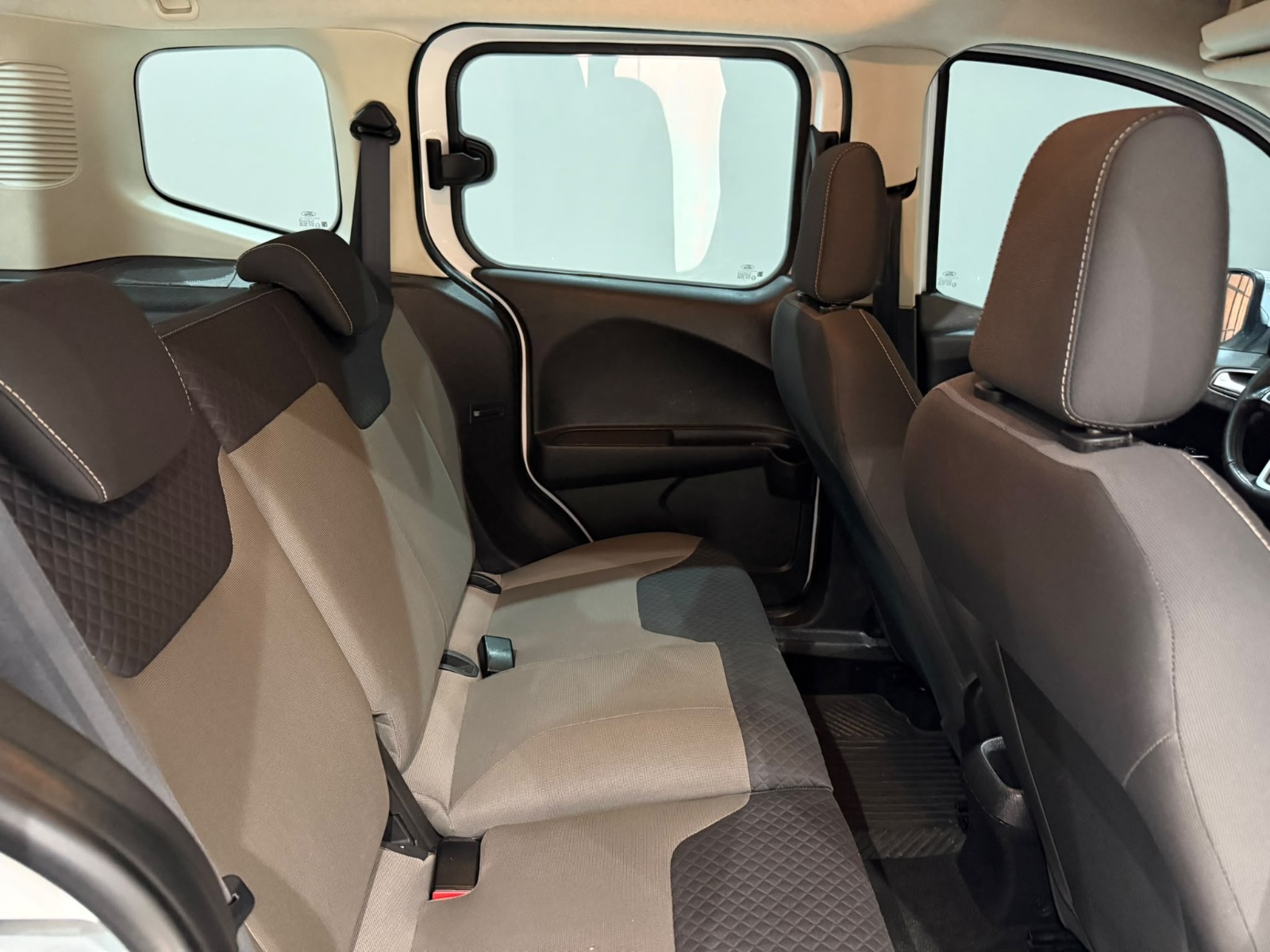 2021 Dizel Manuel Ford Tourneo Courier Beyaz Gürel Tasarım Aksesuar Otomotiv San. Tic. Ltd. Şti.