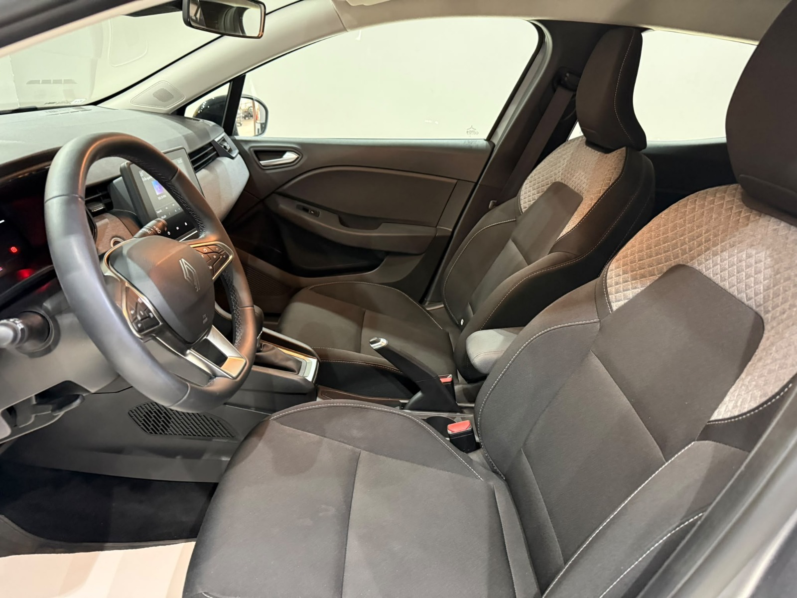 2025 Benzin Otomatik Renault Clio Gri Gürel Tasarım Aksesuar Otomotiv San. Tic. Ltd. Şti.