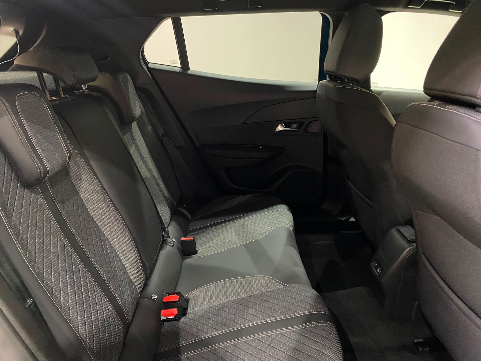 2025 Benzin Otomatik Peugeot 2008 Mavi Gürel Tasarım Aksesuar Otomotiv San. Tic. Ltd. Şti.
