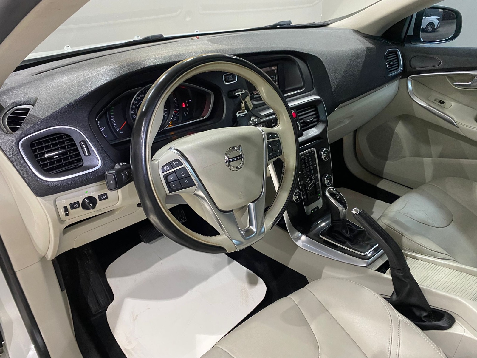 2018 Benzin Otomatik Volvo V40 Beyaz Gürel Tasarım Aksesuar Otomotiv San. Tic. Ltd. Şti.