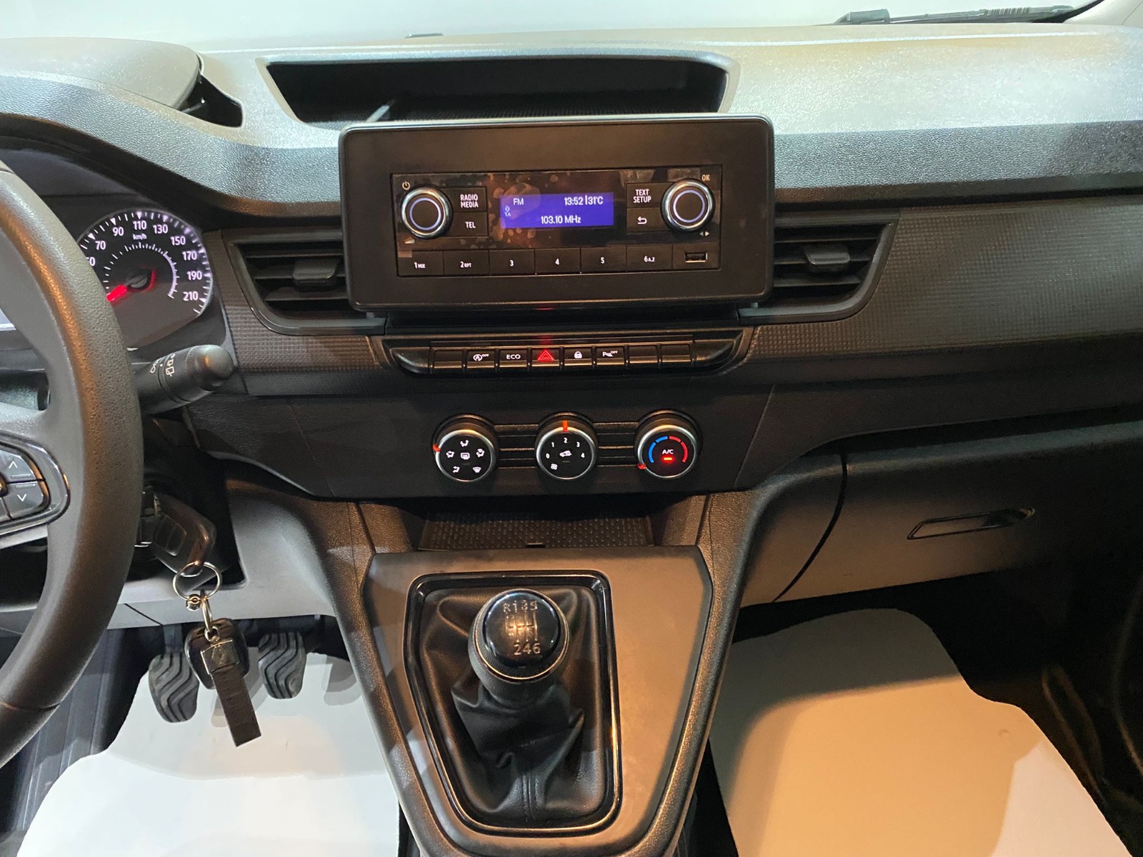 2024 Dizel Manuel Renault Kangoo  Beyaz Gürel Tasarım Aksesuar Otomotiv San. Tic. Ltd. Şti.