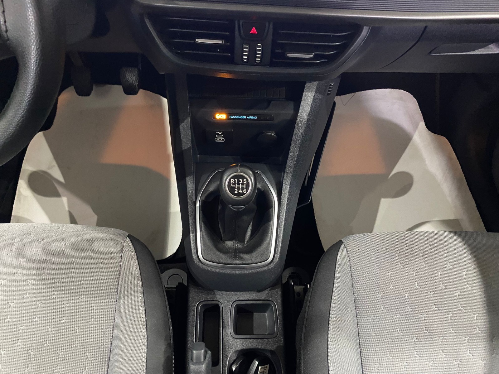 2024 Dizel Manuel Ford Tourneo Courier Yeşil Gürel Tasarım Aksesuar Otomotiv San. Tic. Ltd. Şti.