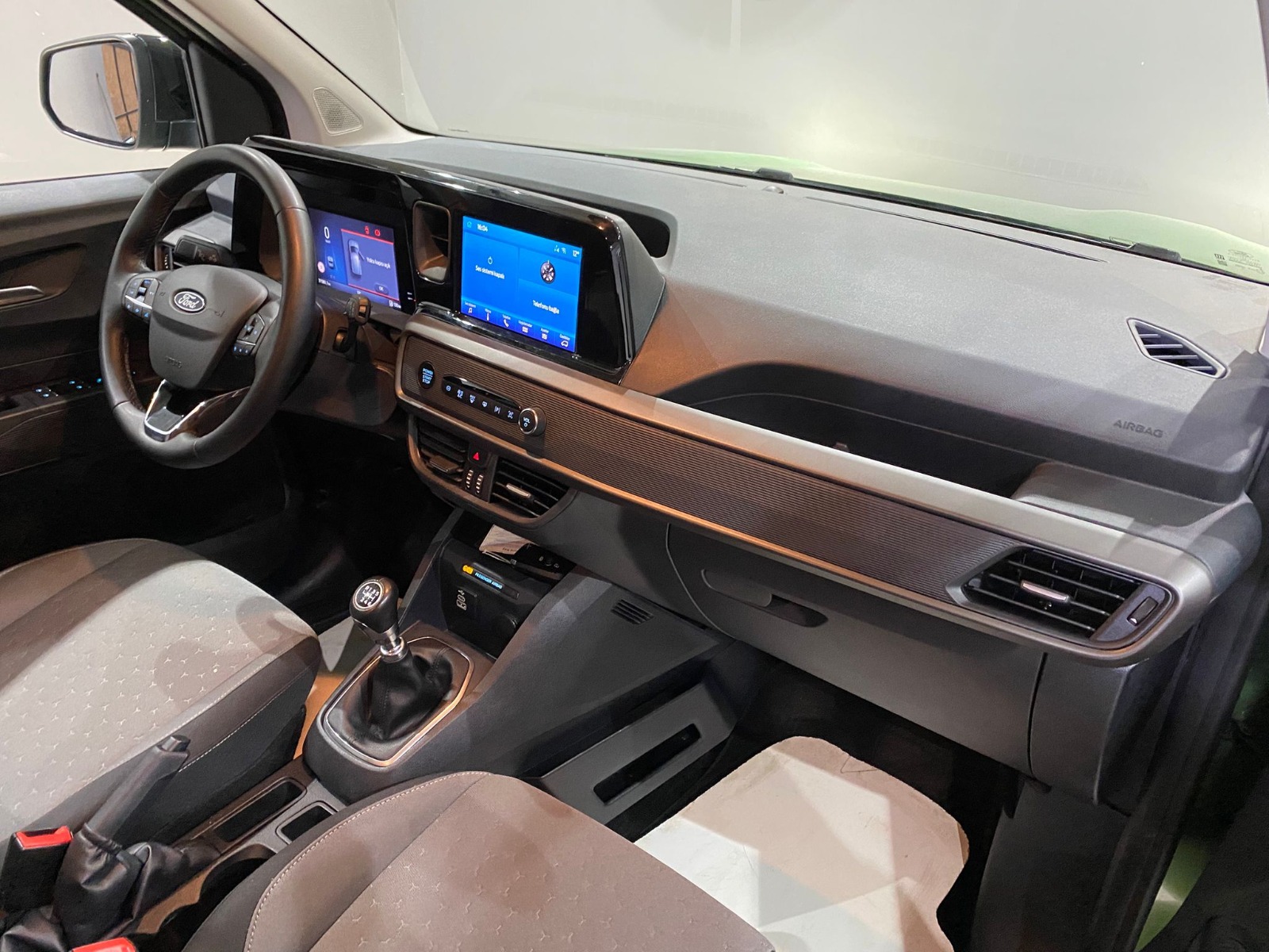 2024 Dizel Manuel Ford Tourneo Courier Yeşil Gürel Tasarım Aksesuar Otomotiv San. Tic. Ltd. Şti.