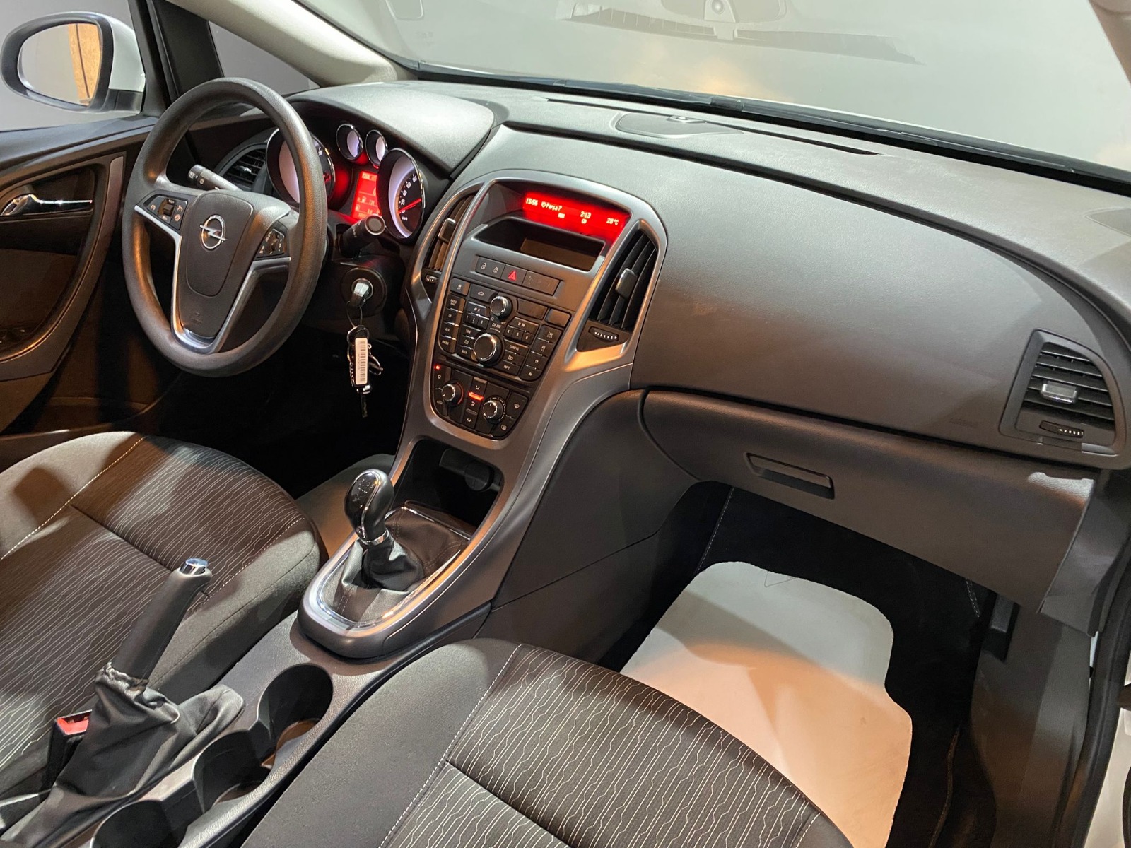 2018 Benzin Manuel Opel Astra Beyaz Gürel Tasarım Aksesuar Otomotiv San. Tic. Ltd. Şti.