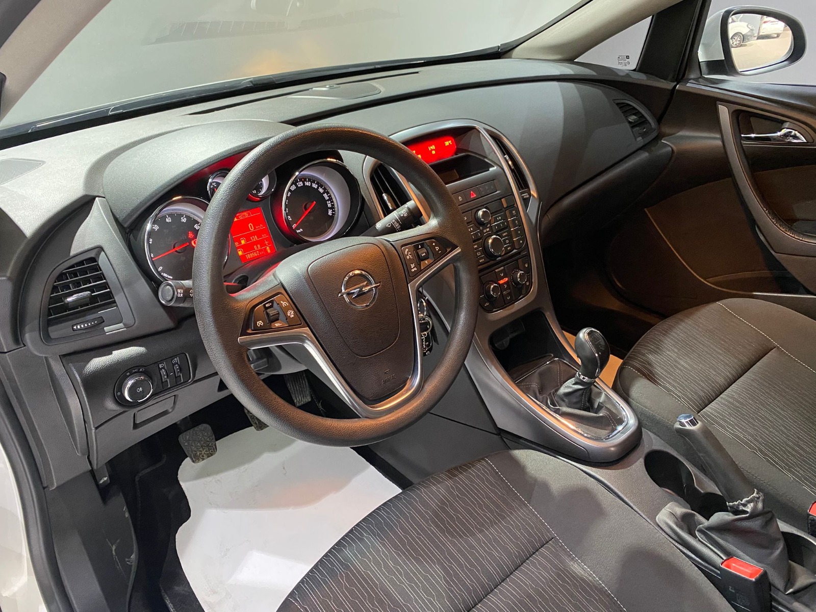 2018 Benzin Manuel Opel Astra Beyaz Gürel Tasarım Aksesuar Otomotiv San. Tic. Ltd. Şti.