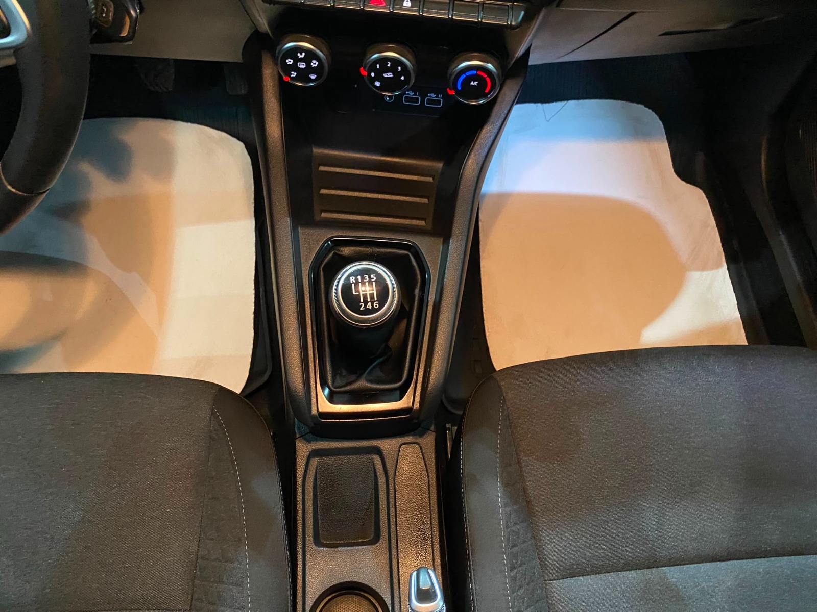 2023 Benzin Manuel Renault Clio Mavi Gürel Tasarım Aksesuar Otomotiv San. Tic. Ltd. Şti.