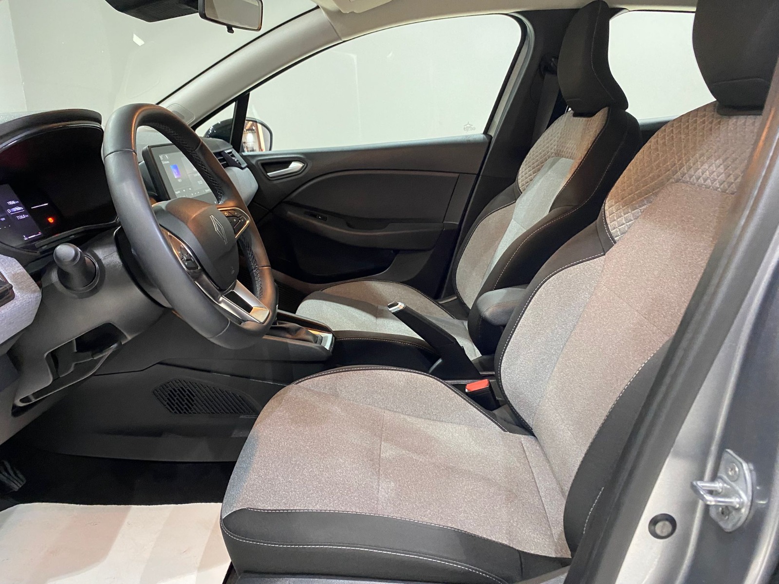 2024 Benzin Otomatik Renault Clio Gri Gürel Tasarım Aksesuar Otomotiv San. Tic. Ltd. Şti.