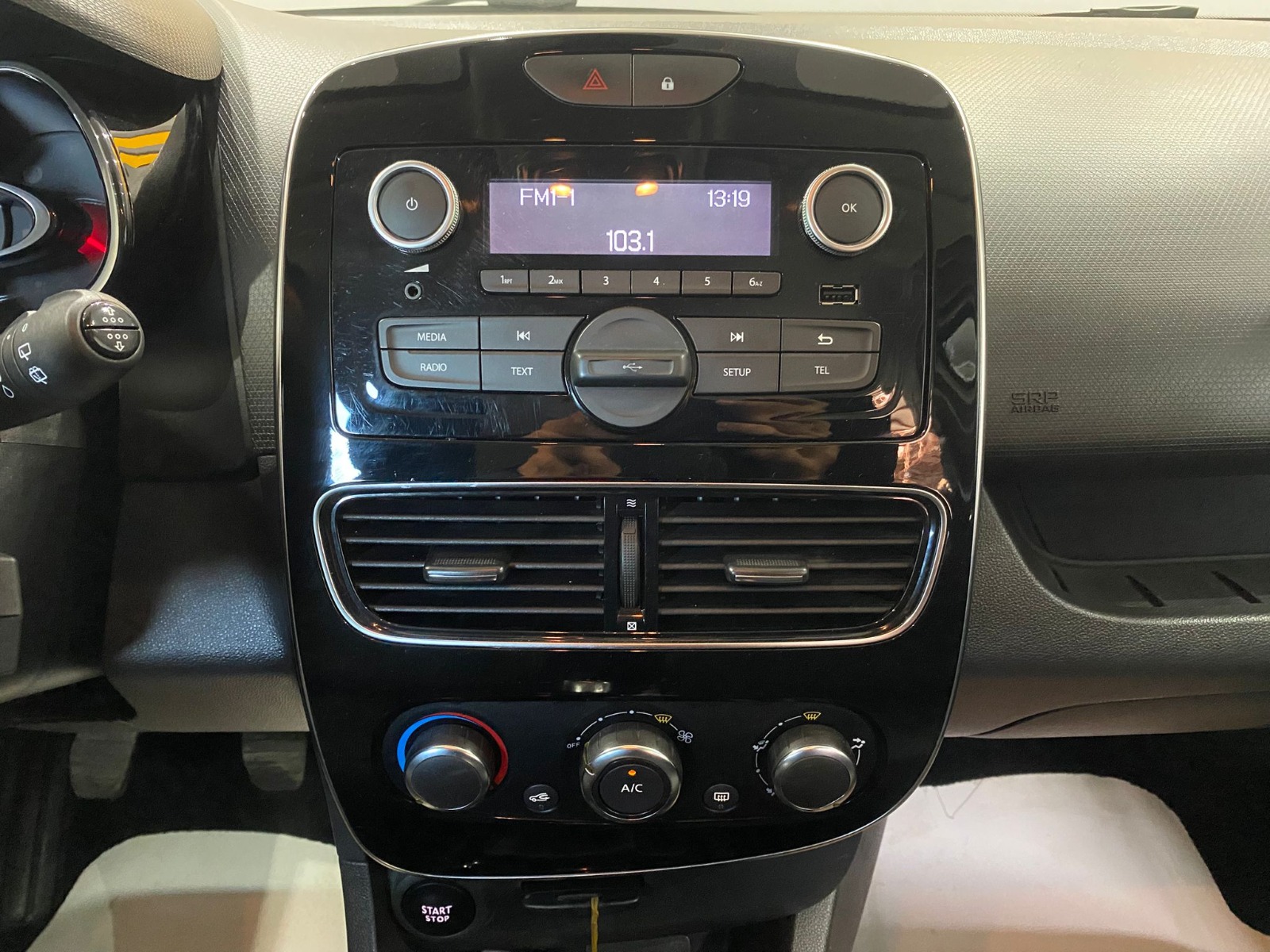 TaksitliOto.Net | 2.El Renault Clio Hatchback 0.9 TCe Touch | Manuel & Benzin | Beyaz | İzmir.2el 2020 Benzin Manuel Renault Clio Beyaz Gürel Tasarım Aksesuar Otomotiv San. Tic. Ltd. Şti.