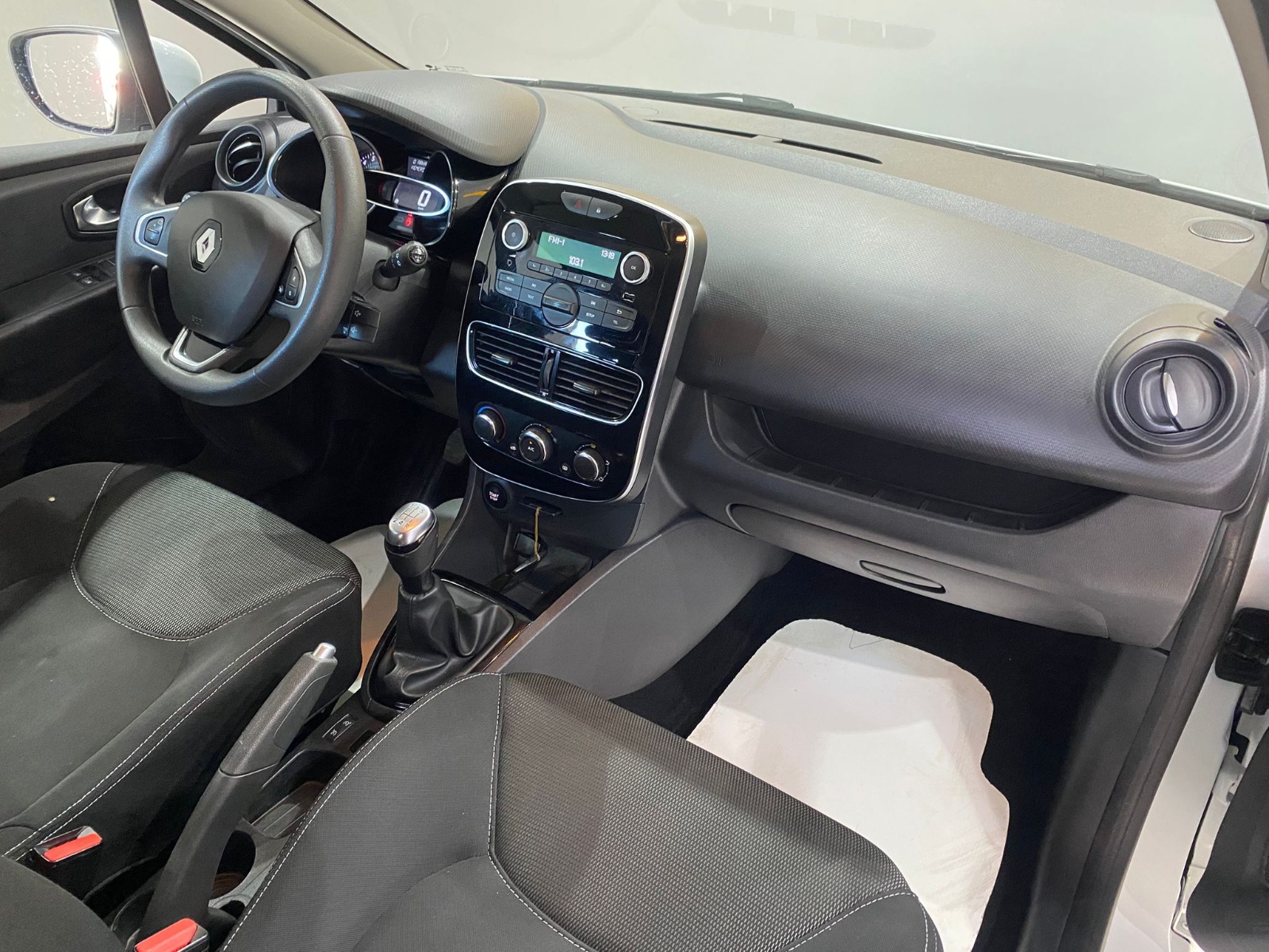 TaksitliOto.Net | 2.El Renault Clio Hatchback 0.9 TCe Touch | Manuel & Benzin | Beyaz | İzmir.2el 2020 Benzin Manuel Renault Clio Beyaz Gürel Tasarım Aksesuar Otomotiv San. Tic. Ltd. Şti.