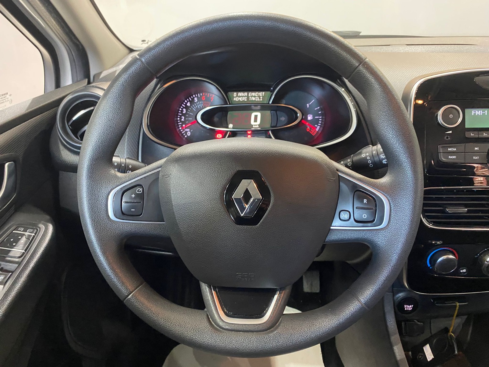 TaksitliOto.Net | 2.El Renault Clio Hatchback 0.9 TCe Touch | Manuel & Benzin | Beyaz | İzmir.2el 2020 Benzin Manuel Renault Clio Beyaz Gürel Tasarım Aksesuar Otomotiv San. Tic. Ltd. Şti.