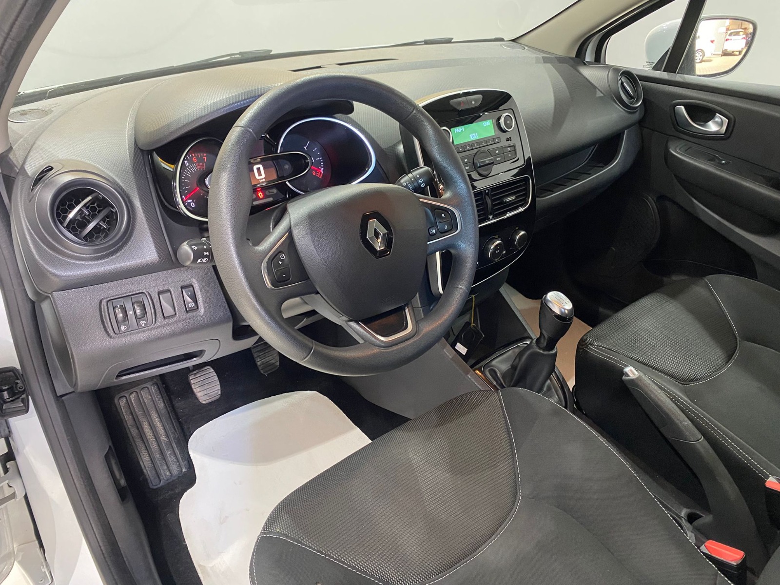 TaksitliOto.Net | 2.El Renault Clio Hatchback 0.9 TCe Touch | Manuel & Benzin | Beyaz | İzmir.2el 2020 Benzin Manuel Renault Clio Beyaz Gürel Tasarım Aksesuar Otomotiv San. Tic. Ltd. Şti.