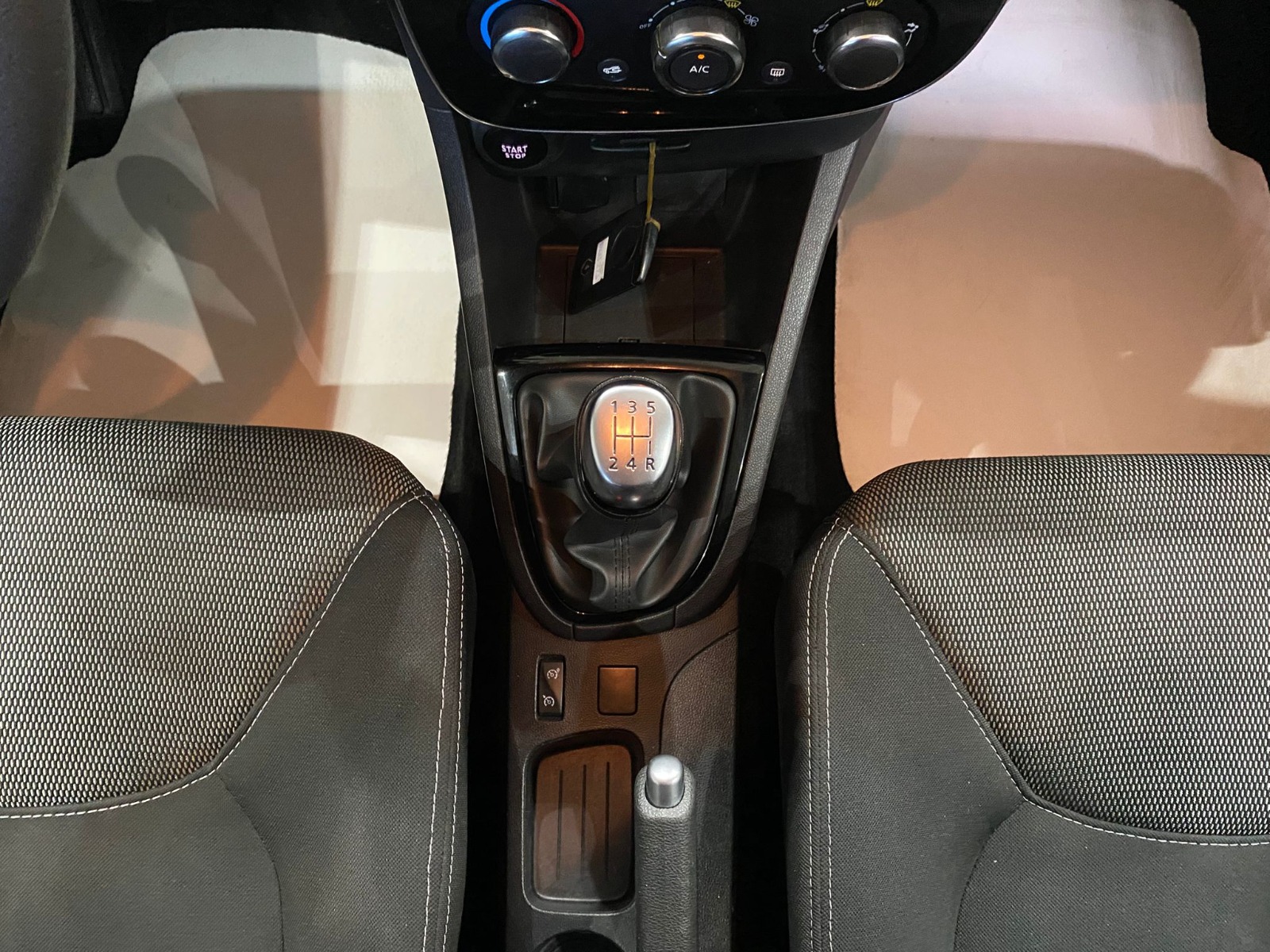 TaksitliOto.Net | 2.El Renault Clio Hatchback 0.9 TCe Touch | Manuel & Benzin | Beyaz | İzmir.2el 2020 Benzin Manuel Renault Clio Beyaz Gürel Tasarım Aksesuar Otomotiv San. Tic. Ltd. Şti.