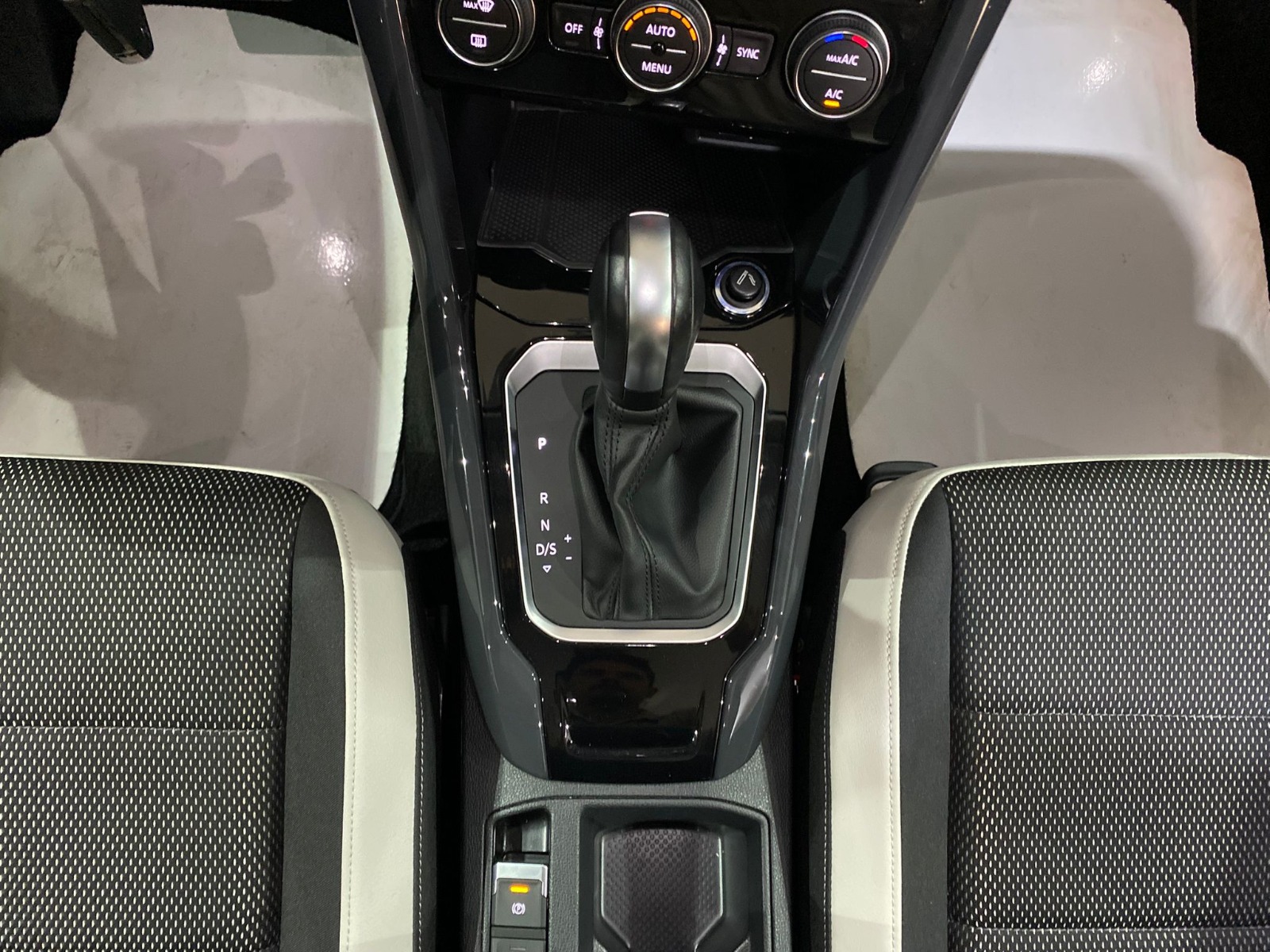 2020 Benzin Otomatik Volkswagen T-Roc Kırmızı Gürel Tasarım Aksesuar Otomotiv San. Tic. Ltd. Şti.