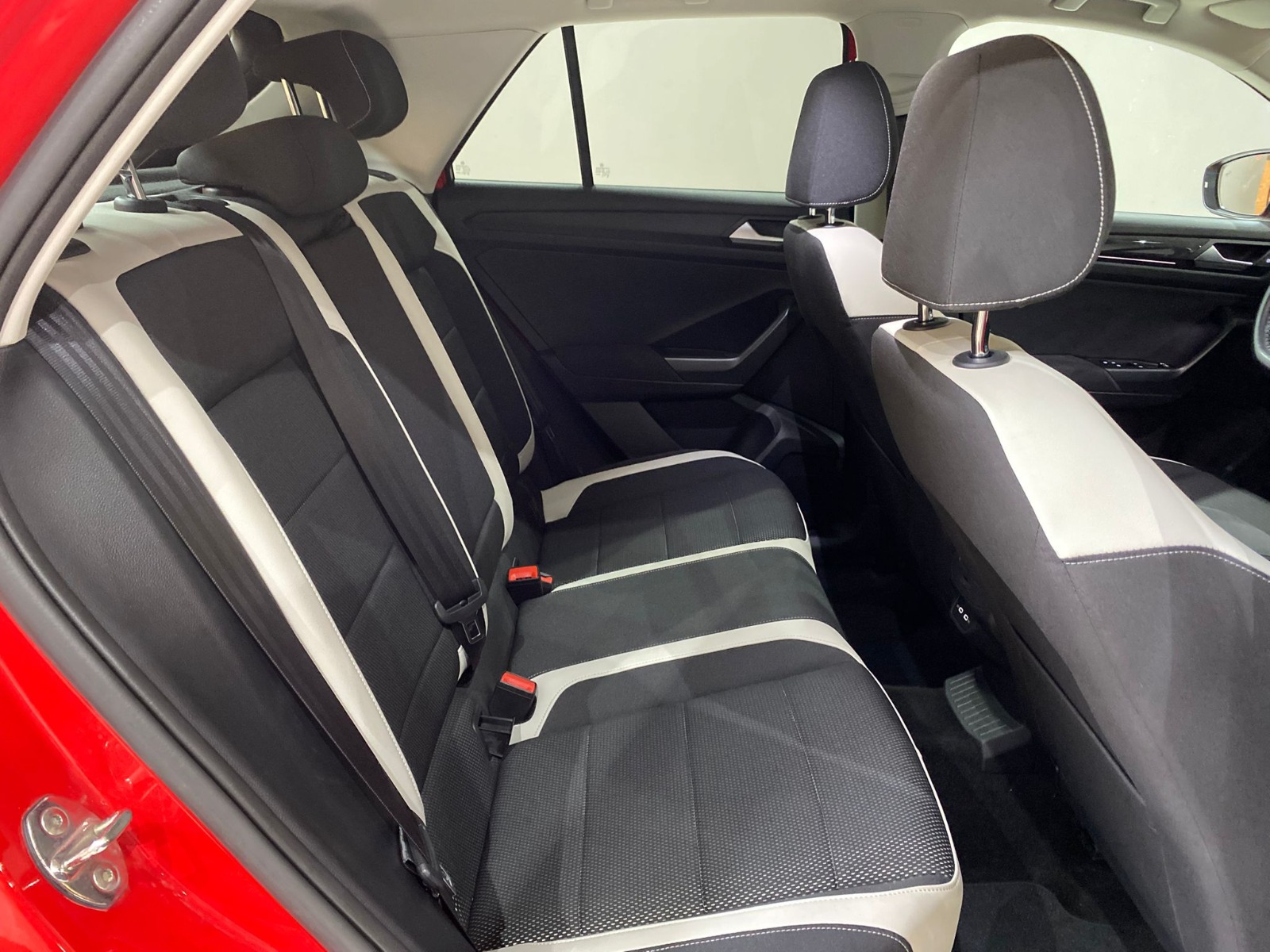 2020 Benzin Otomatik Volkswagen T-Roc Kırmızı Gürel Tasarım Aksesuar Otomotiv San. Tic. Ltd. Şti.