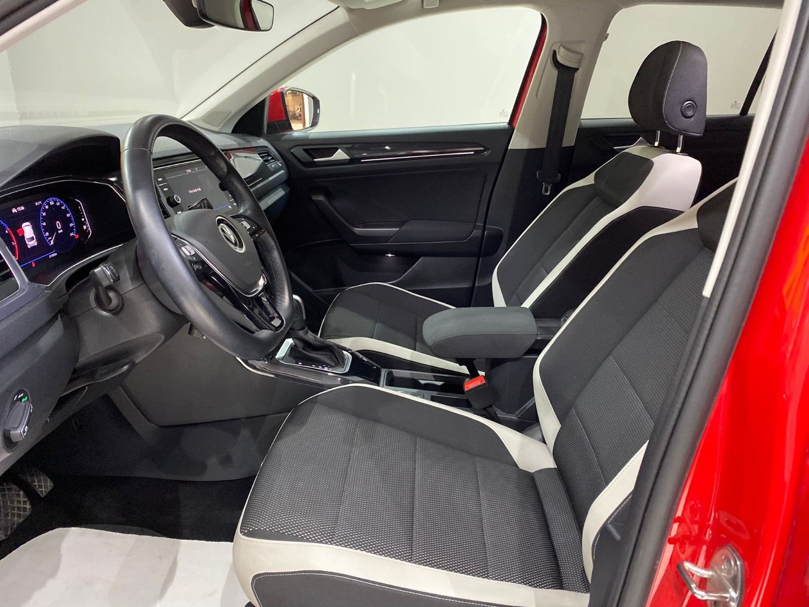 2020 Benzin Otomatik Volkswagen T-Roc Kırmızı Gürel Tasarım Aksesuar Otomotiv San. Tic. Ltd. Şti.
