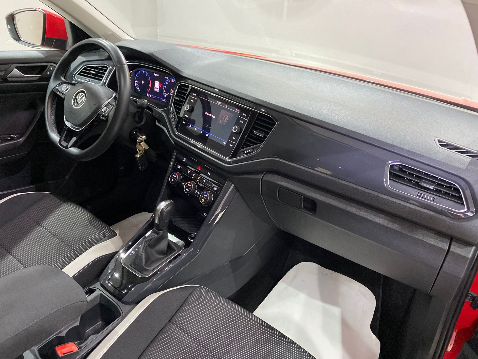 2020 Benzin Otomatik Volkswagen T-Roc Kırmızı Gürel Tasarım Aksesuar Otomotiv San. Tic. Ltd. Şti.