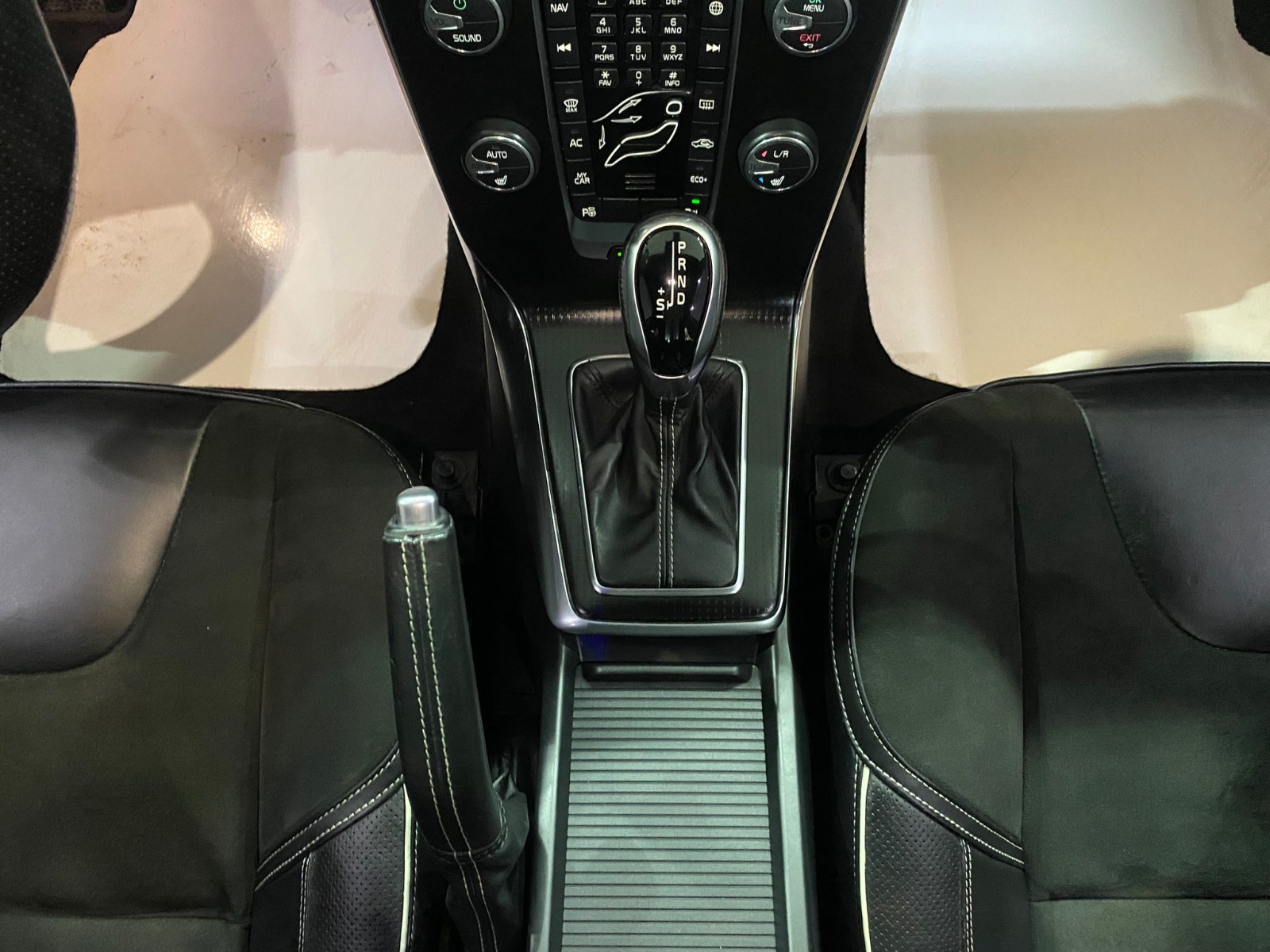 2016 Benzin Otomatik Volvo V40 Mavi Gürel Tasarım Aksesuar Otomotiv San. Tic. Ltd. Şti.