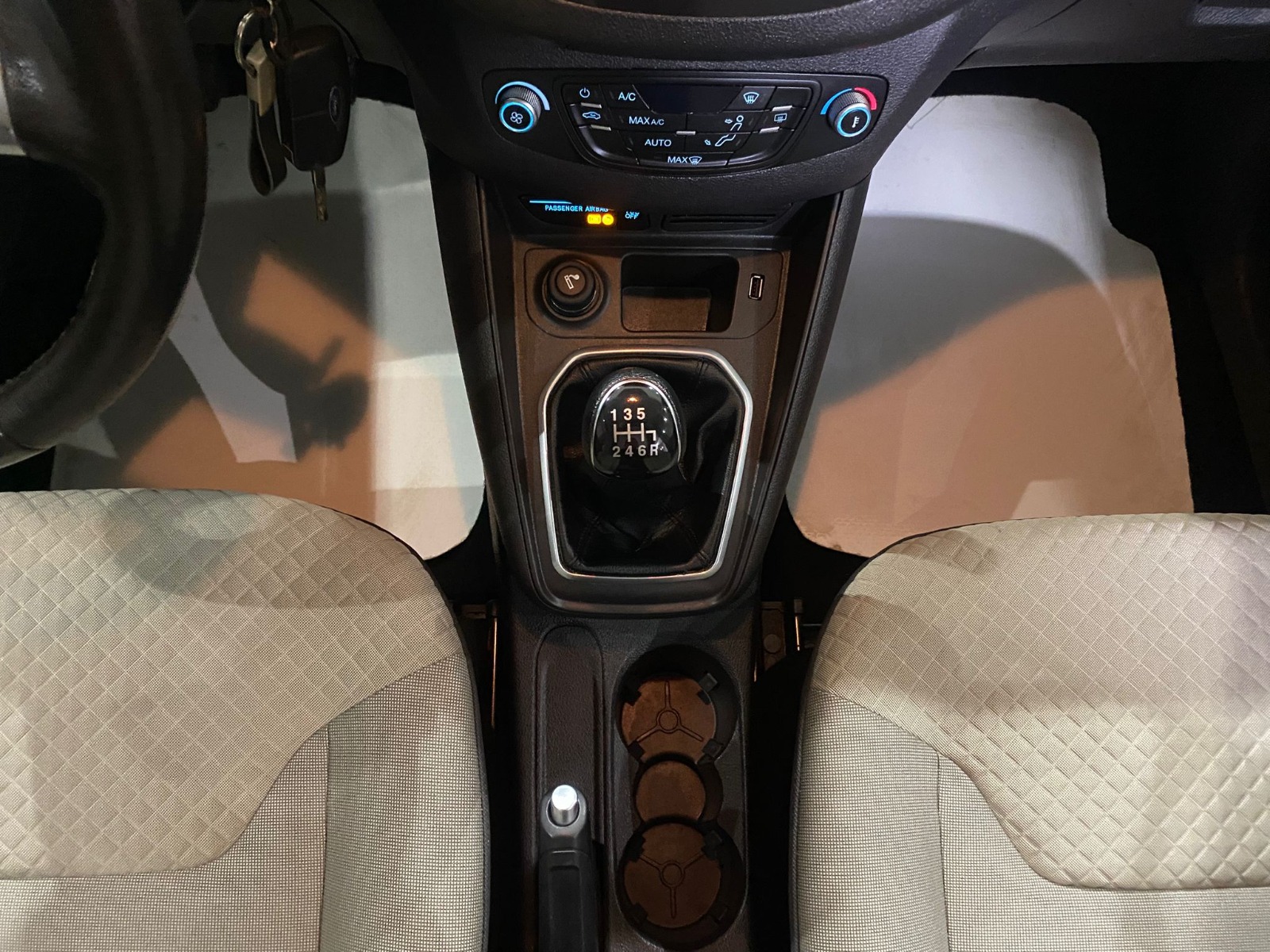 TaksitliOto.Net | 2.El Ford Tourneo Courier Kombi 1.5 TDCI Titanium | Manuel & Dizel | Beyaz | İzmir.2el 2022 Dizel Manuel Ford Tourneo Courier Beyaz Gürel Tasarım Aksesuar Otomotiv San. Tic. Ltd. Şti.