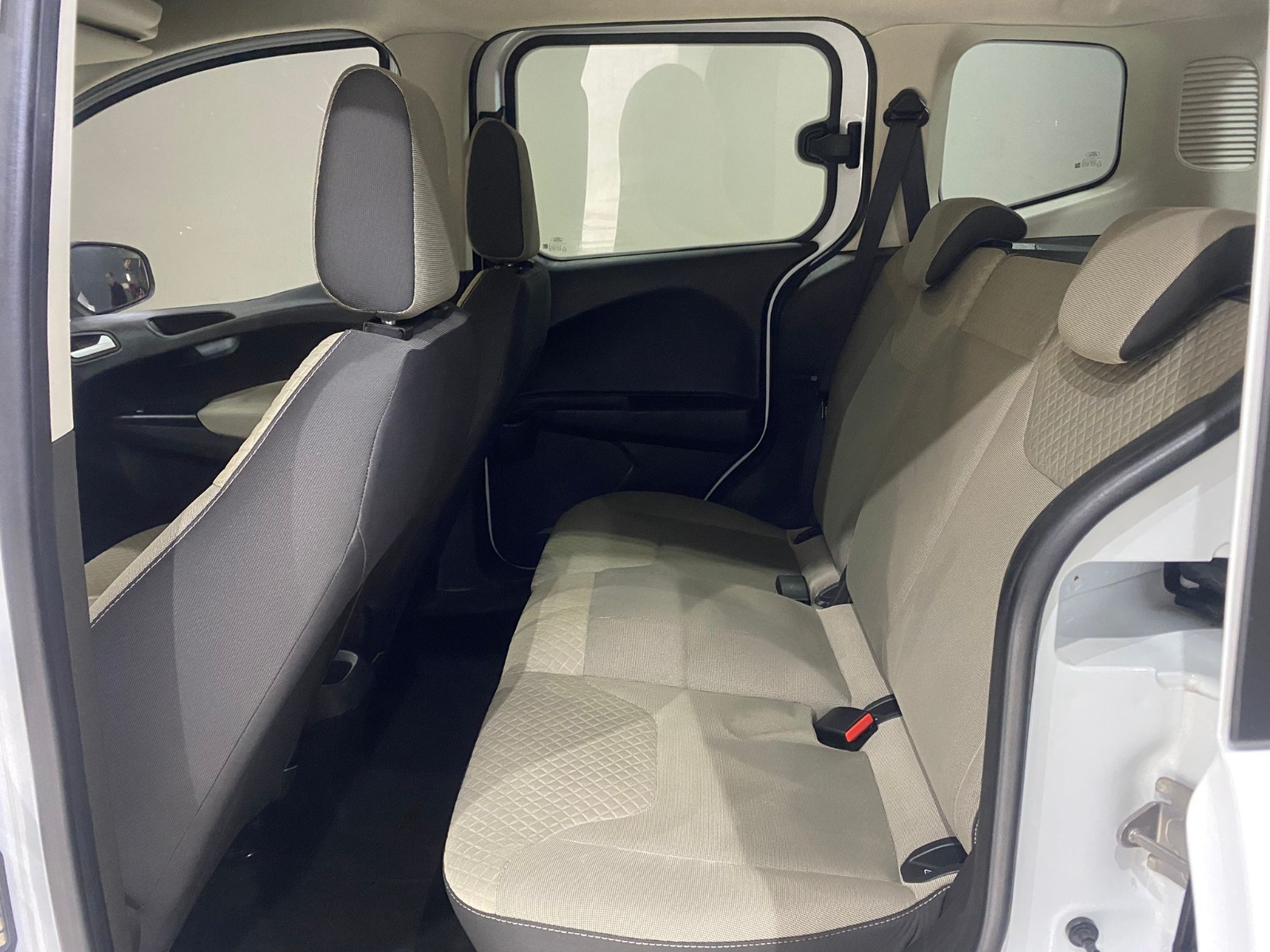 TaksitliOto.Net | 2.El Ford Tourneo Courier Kombi 1.5 TDCI Titanium | Manuel & Dizel | Beyaz | İzmir.2el 2022 Dizel Manuel Ford Tourneo Courier Beyaz Gürel Tasarım Aksesuar Otomotiv San. Tic. Ltd. Şti.