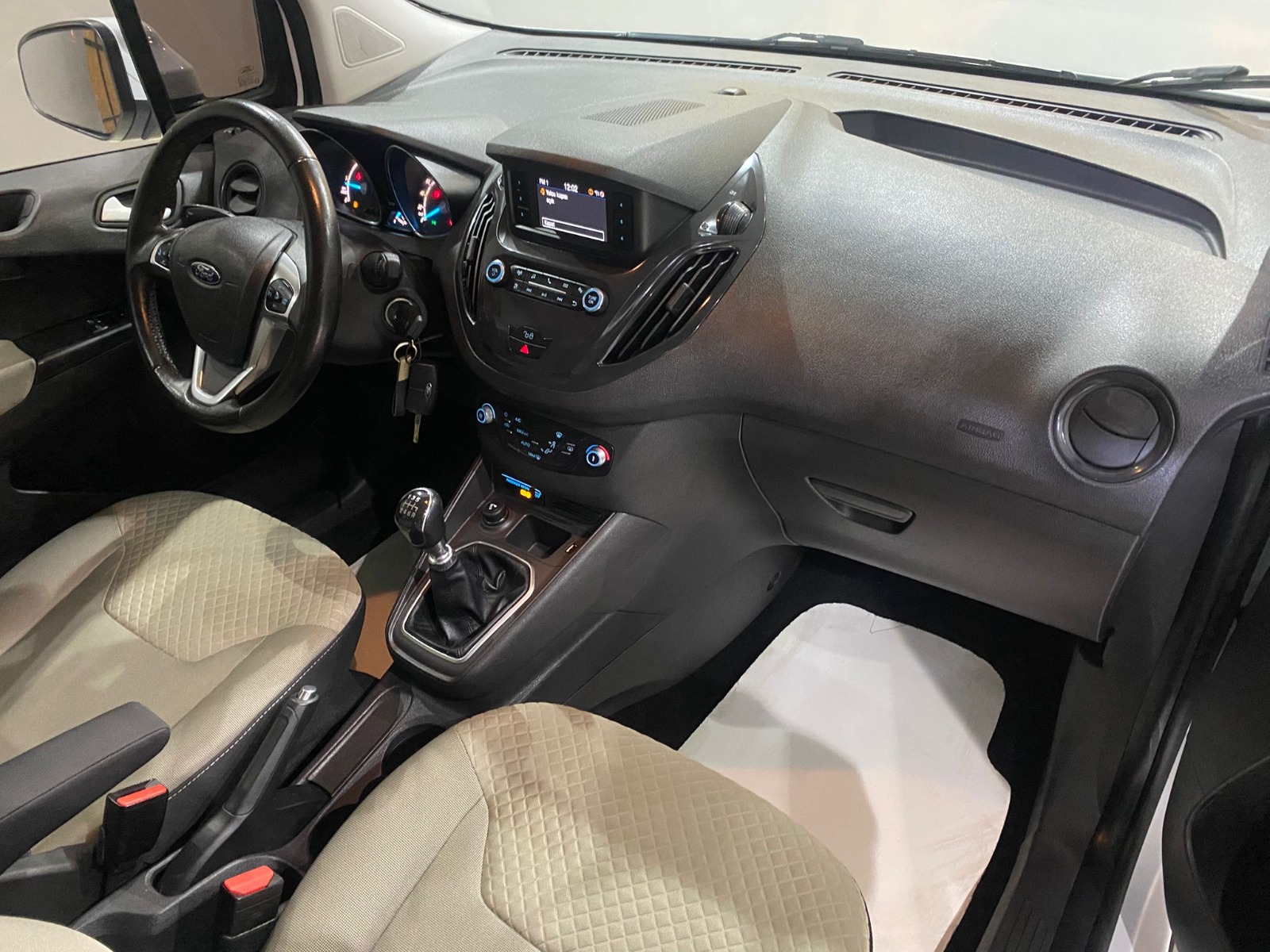 TaksitliOto.Net | 2.El Ford Tourneo Courier Kombi 1.5 TDCI Titanium | Manuel & Dizel | Beyaz | İzmir.2el 2022 Dizel Manuel Ford Tourneo Courier Beyaz Gürel Tasarım Aksesuar Otomotiv San. Tic. Ltd. Şti.