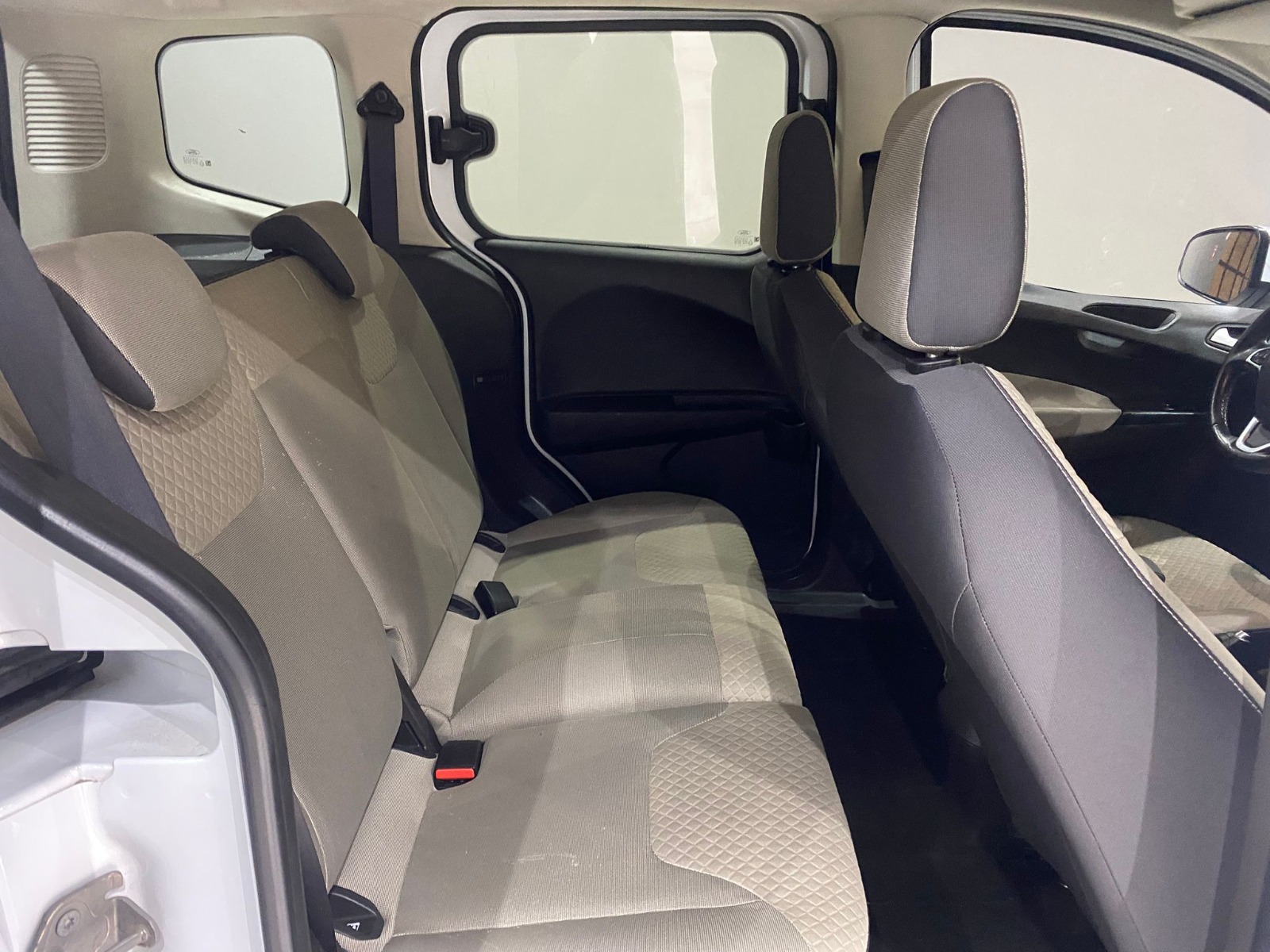 TaksitliOto.Net | 2.El Ford Tourneo Courier Kombi 1.5 TDCI Titanium | Manuel & Dizel | Beyaz | İzmir.2el 2022 Dizel Manuel Ford Tourneo Courier Beyaz Gürel Tasarım Aksesuar Otomotiv San. Tic. Ltd. Şti.