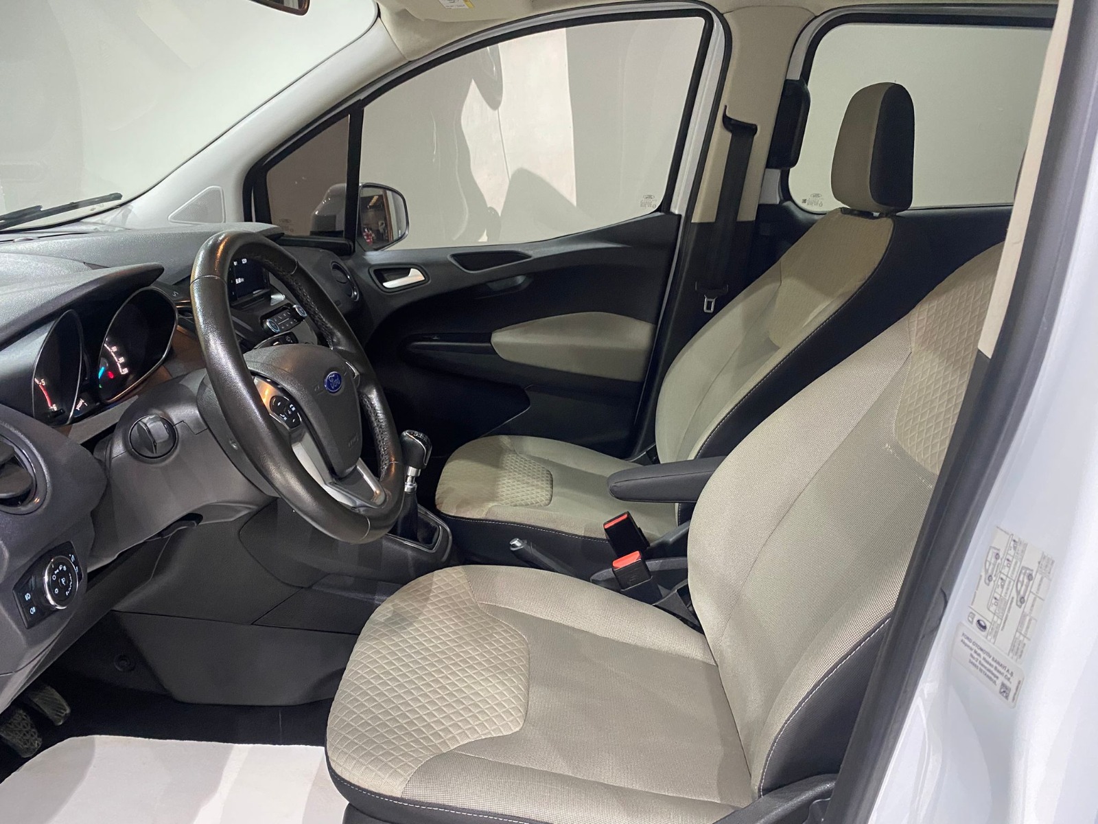 TaksitliOto.Net | 2.El Ford Tourneo Courier Kombi 1.5 TDCI Titanium | Manuel & Dizel | Beyaz | İzmir.2el 2022 Dizel Manuel Ford Tourneo Courier Beyaz Gürel Tasarım Aksesuar Otomotiv San. Tic. Ltd. Şti.