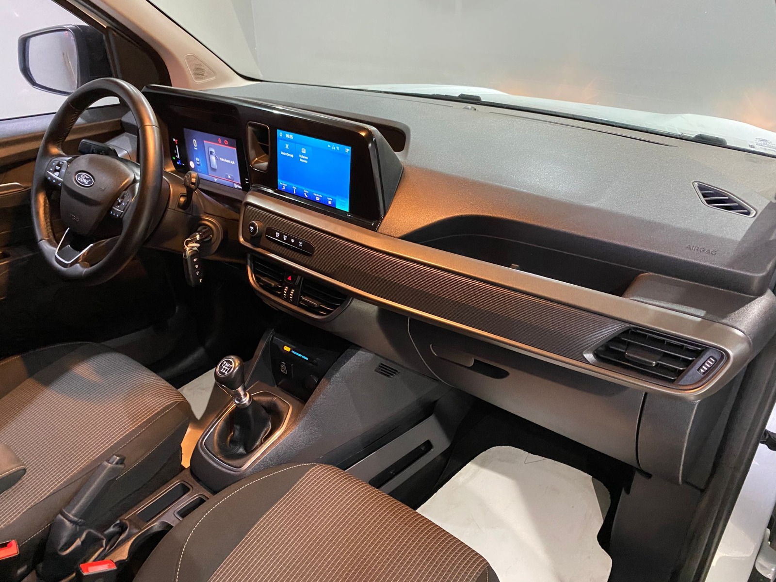 2024 Dizel Manuel Ford Tourneo Courier Beyaz Gürel Tasarım Aksesuar Otomotiv San. Tic. Ltd. Şti.