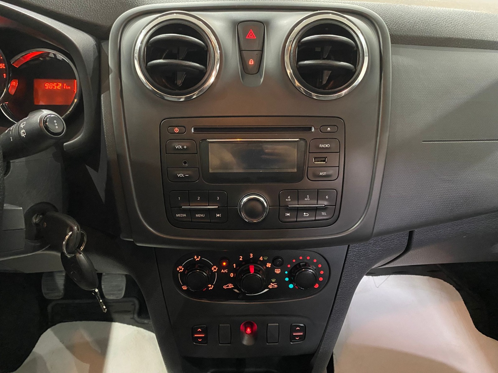 TaksitliOto.Net | 2.El Dacia Logan MCV 1.2 Ambiance | Manuel & Benzin | Mavi | İzmir.2el 2015 Benzin Manuel Dacia Logan Mavi Gürel Tasarım Aksesuar Otomotiv San. Tic. Ltd. Şti.