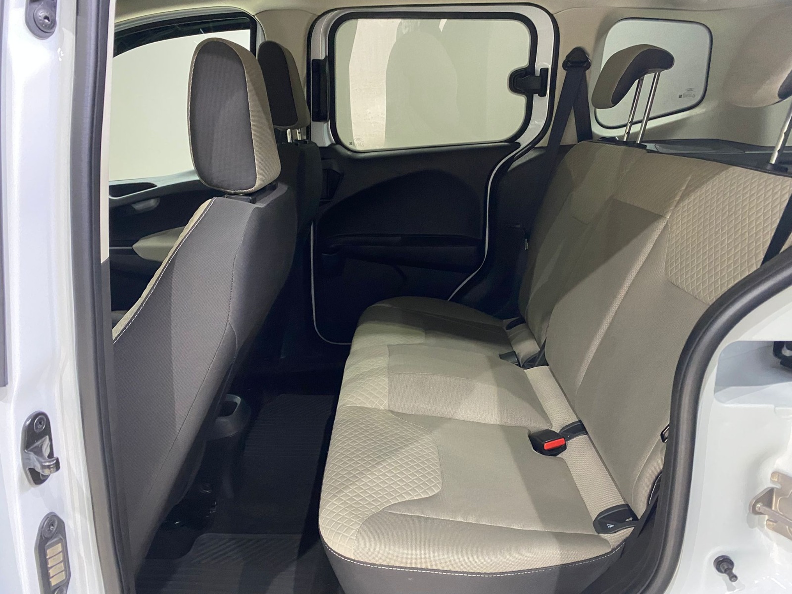 2023 Benzin Manuel Ford Tourneo Courier Beyaz Gürel Tasarım Aksesuar Otomotiv San. Tic. Ltd. Şti.