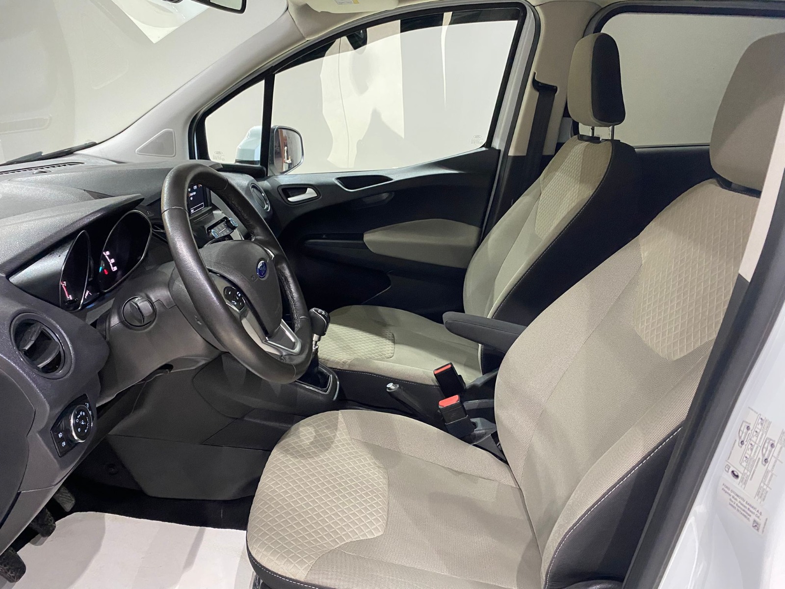 2023 Benzin Manuel Ford Tourneo Courier Beyaz Gürel Tasarım Aksesuar Otomotiv San. Tic. Ltd. Şti.