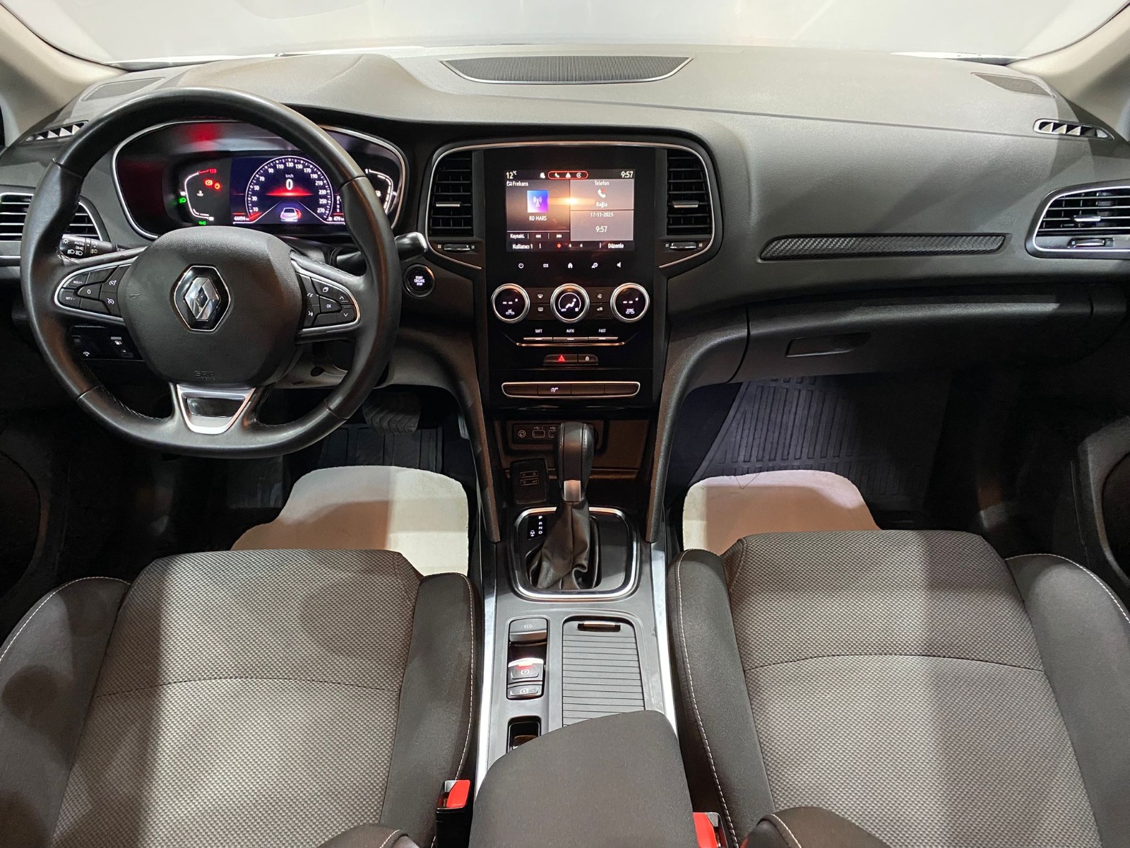 2024 Benzin Otomatik Renault Megane Gümüş Gri Gürel Tasarım Aksesuar Otomotiv San. Tic. Ltd. Şti.