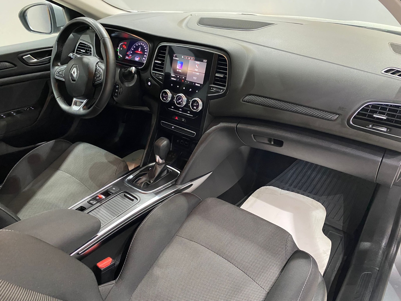 2024 Benzin Otomatik Renault Megane Gümüş Gri Gürel Tasarım Aksesuar Otomotiv San. Tic. Ltd. Şti.
