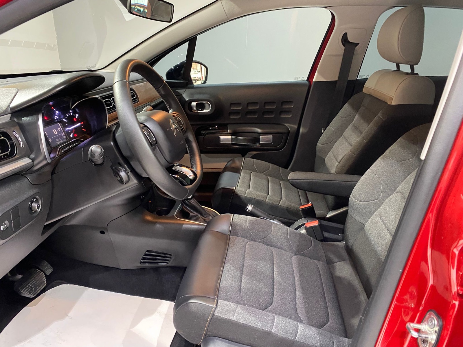 2024 Benzin Otomatik Citroen C3 Kırmızı Gürel Tasarım Aksesuar Otomotiv San. Tic. Ltd. Şti.