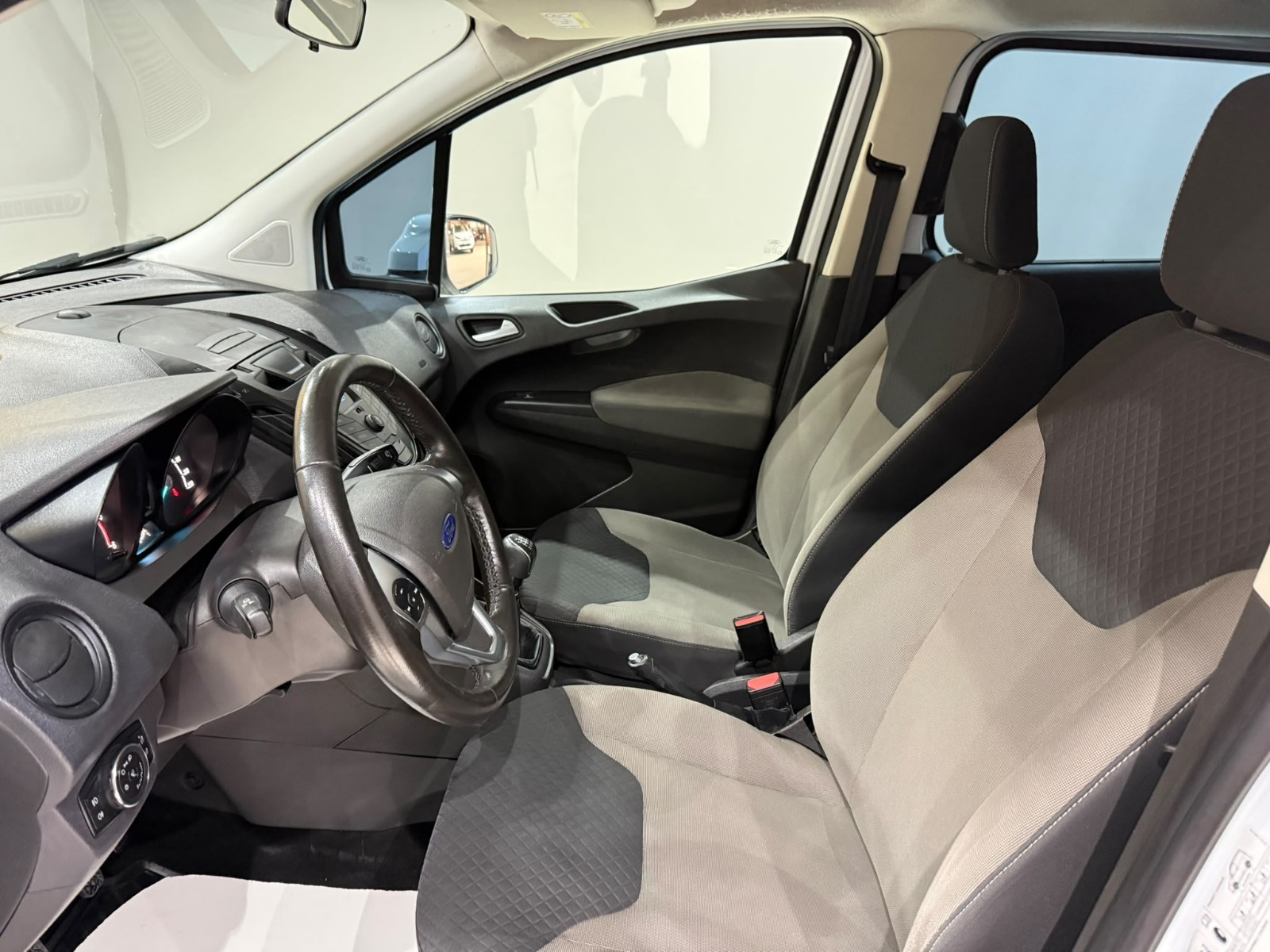 2021 Dizel Manuel Ford Tourneo Courier Beyaz Gürel Tasarım Aksesuar Otomotiv San. Tic. Ltd. Şti.