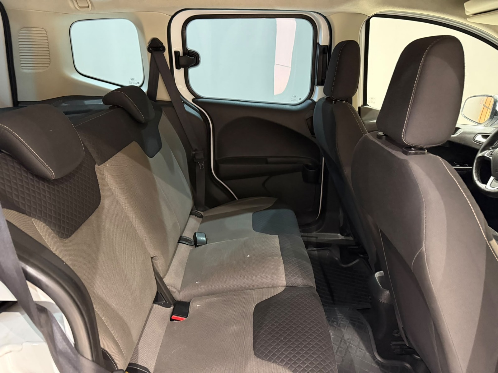 2021 Dizel Manuel Ford Tourneo Courier Beyaz Gürel Tasarım Aksesuar Otomotiv San. Tic. Ltd. Şti.
