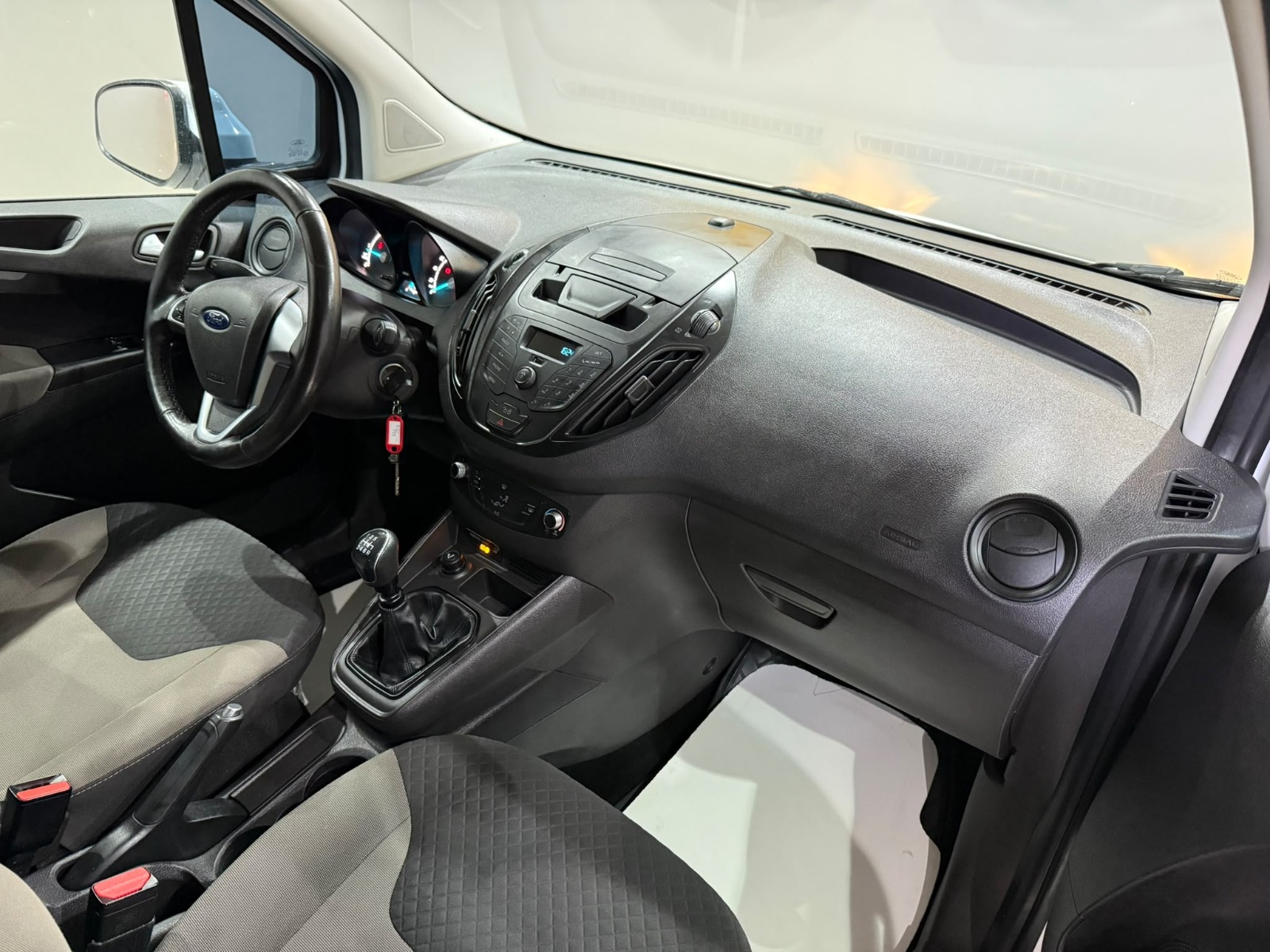 2021 Dizel Manuel Ford Tourneo Courier Beyaz Gürel Tasarım Aksesuar Otomotiv San. Tic. Ltd. Şti.