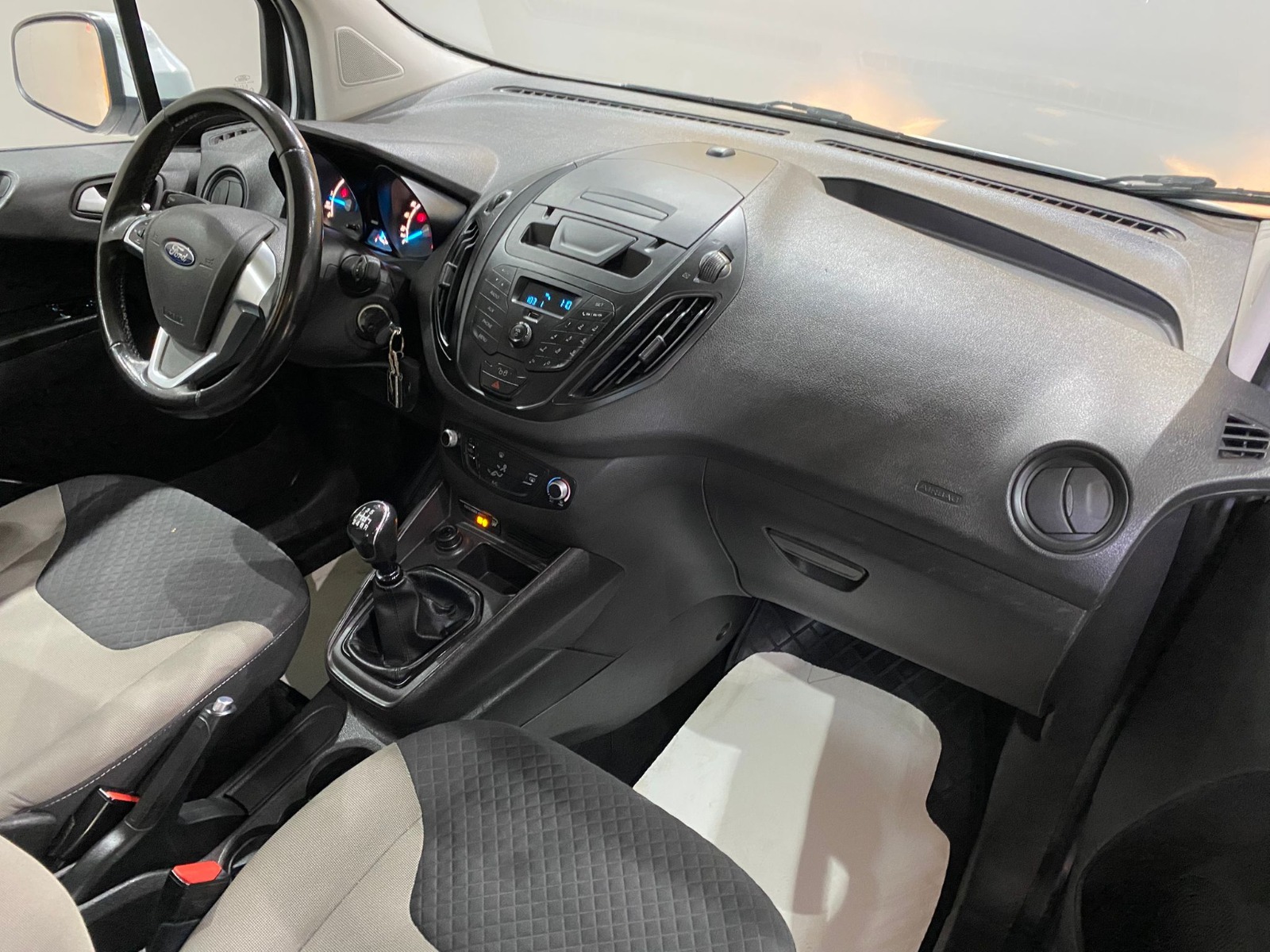 2022 Dizel Manuel Ford Tourneo Courier Beyaz Gürel Tasarım Aksesuar Otomotiv San. Tic. Ltd. Şti.