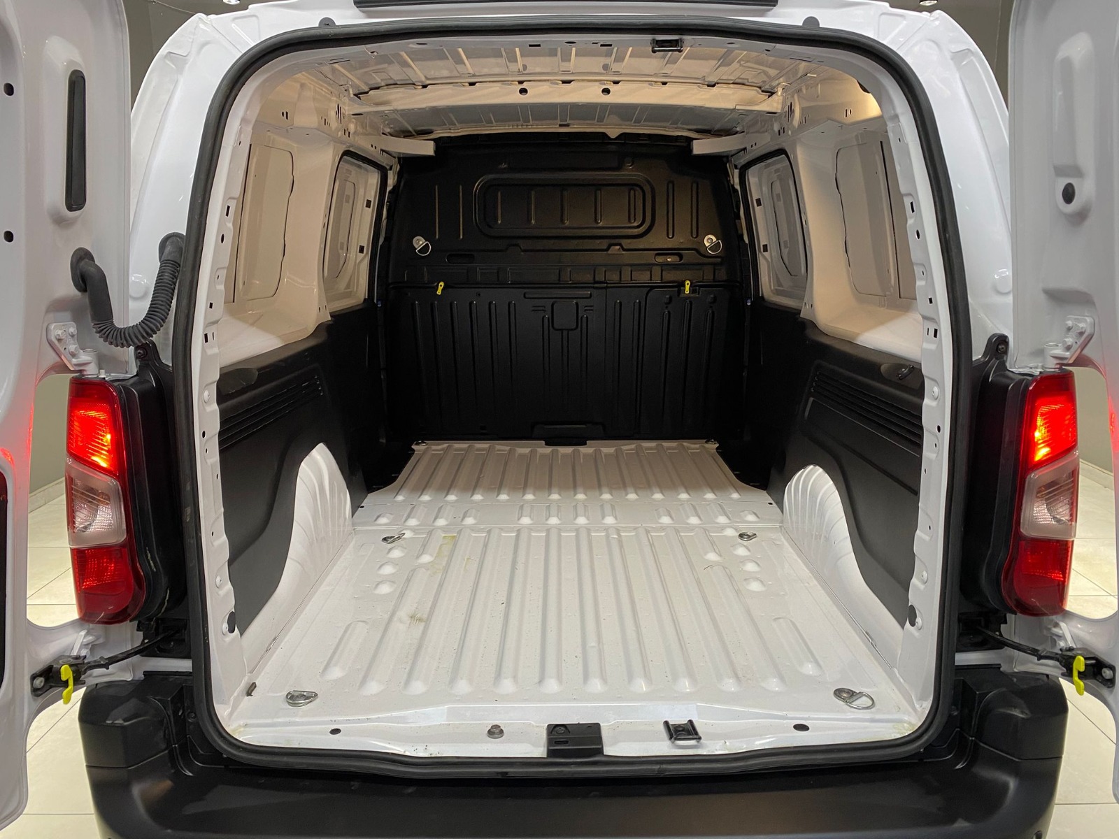 2024 Dizel Manuel Peugeot Partner Beyaz Gürel Tasarım Aksesuar Otomotiv San. Tic. Ltd. Şti.