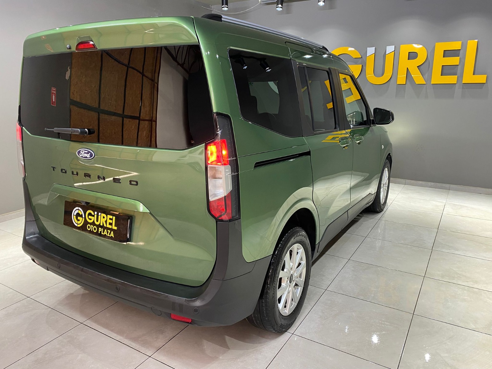 2025 Dizel Manuel Ford Tourneo Courier Yeşil Gürel Tasarım Aksesuar Otomotiv San. Tic. Ltd. Şti.