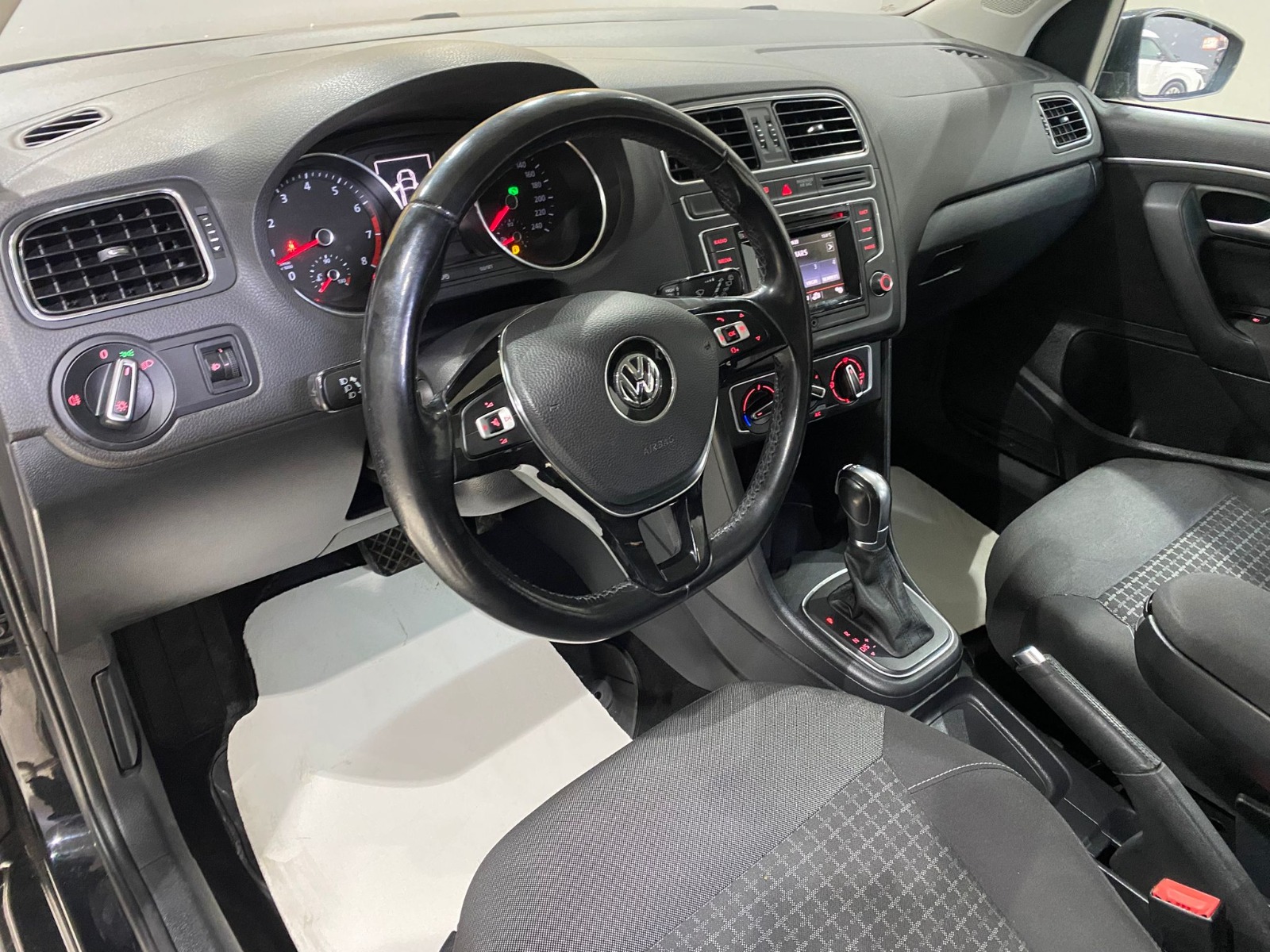 2016 Benzin Otomatik Volkswagen Polo Siyah Gürel Tasarım Aksesuar Otomotiv San. Tic. Ltd. Şti.
