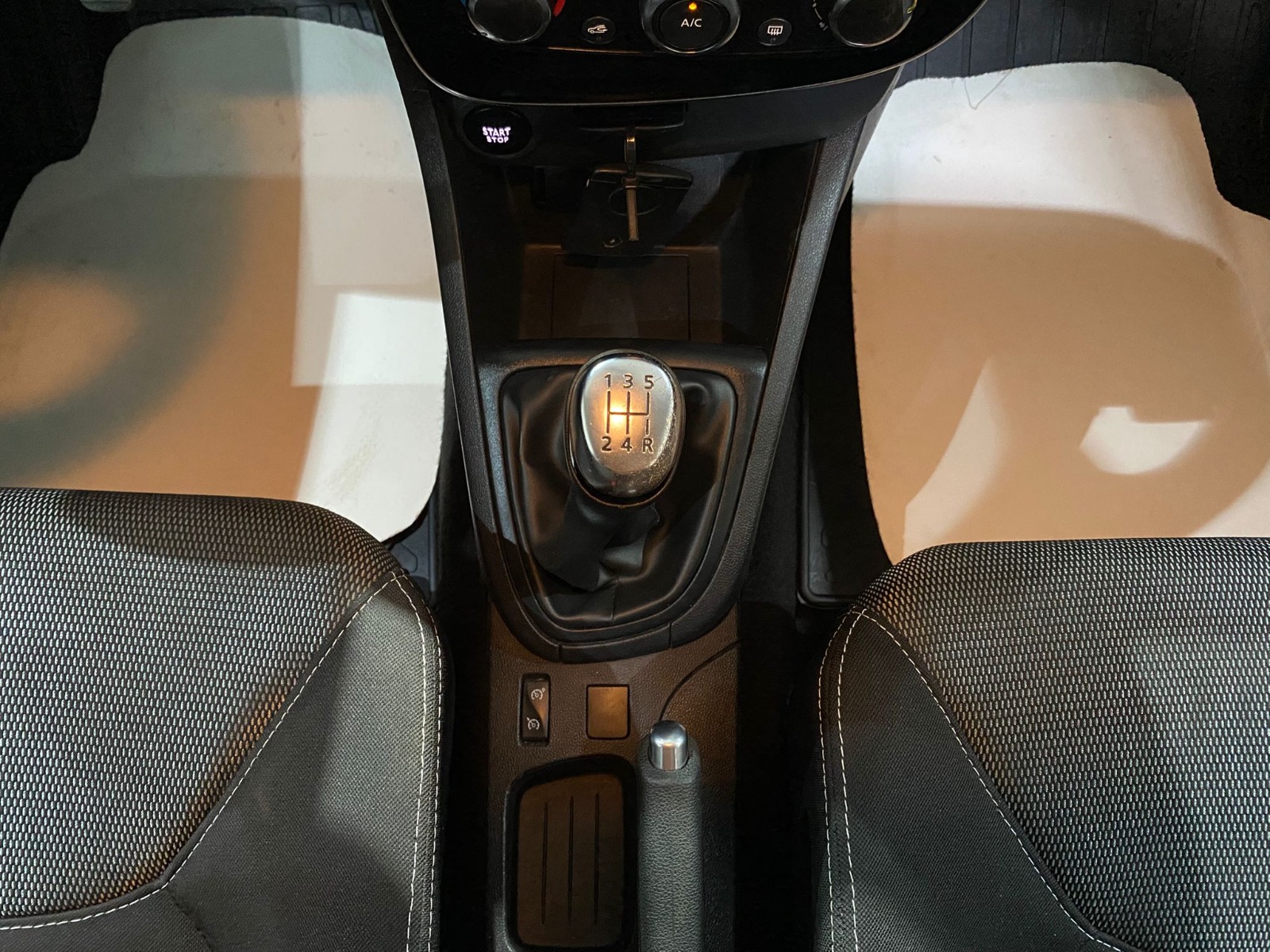 2017 Benzin Manuel Renault Clio Beyaz Gürel Tasarım Aksesuar Otomotiv San. Tic. Ltd. Şti.