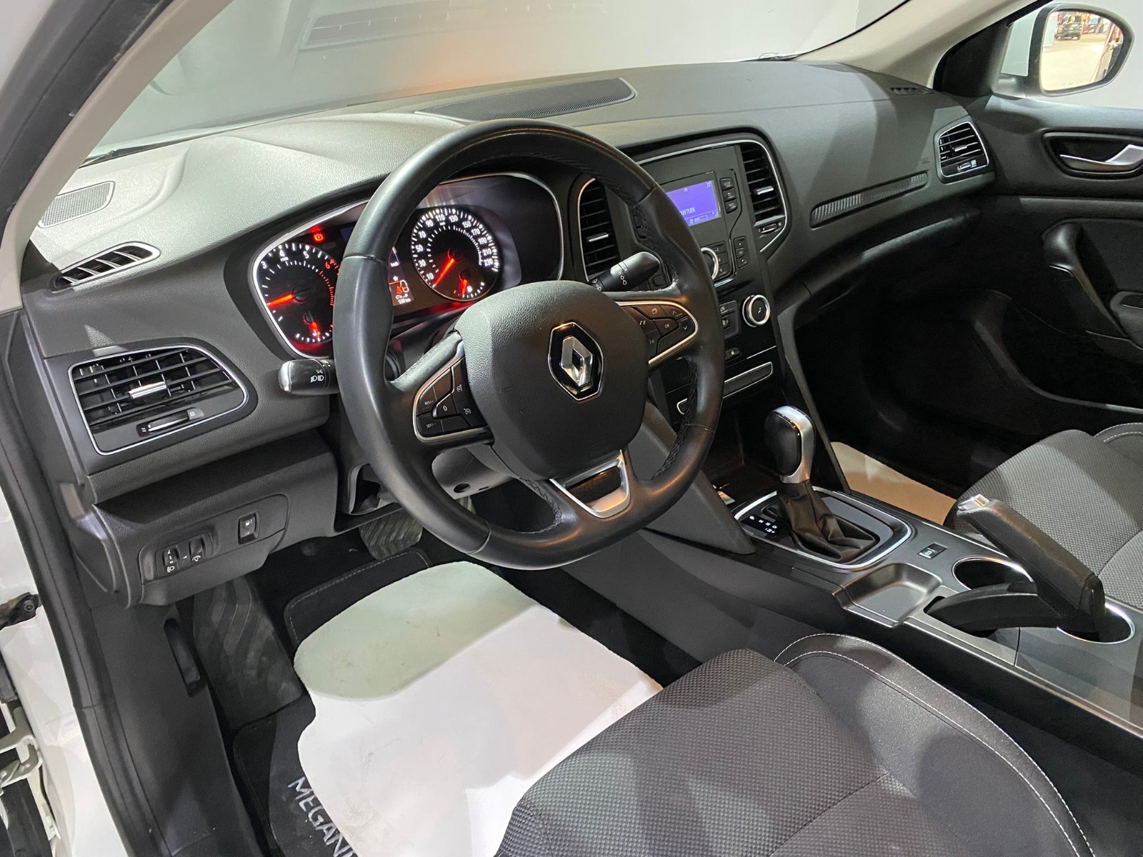 2021 Benzin Otomatik Renault Megane Beyaz Gürel Tasarım Aksesuar Otomotiv San. Tic. Ltd. Şti.