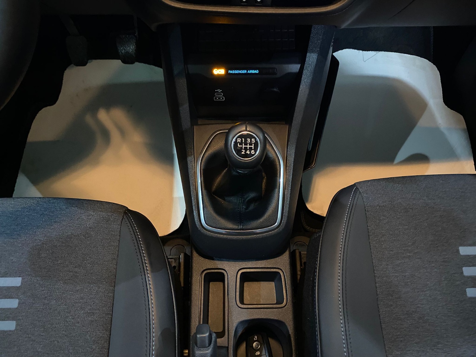 2024 Dizel Manuel Ford Tourneo Courier Yeşil Gürel Tasarım Aksesuar Otomotiv San. Tic. Ltd. Şti.