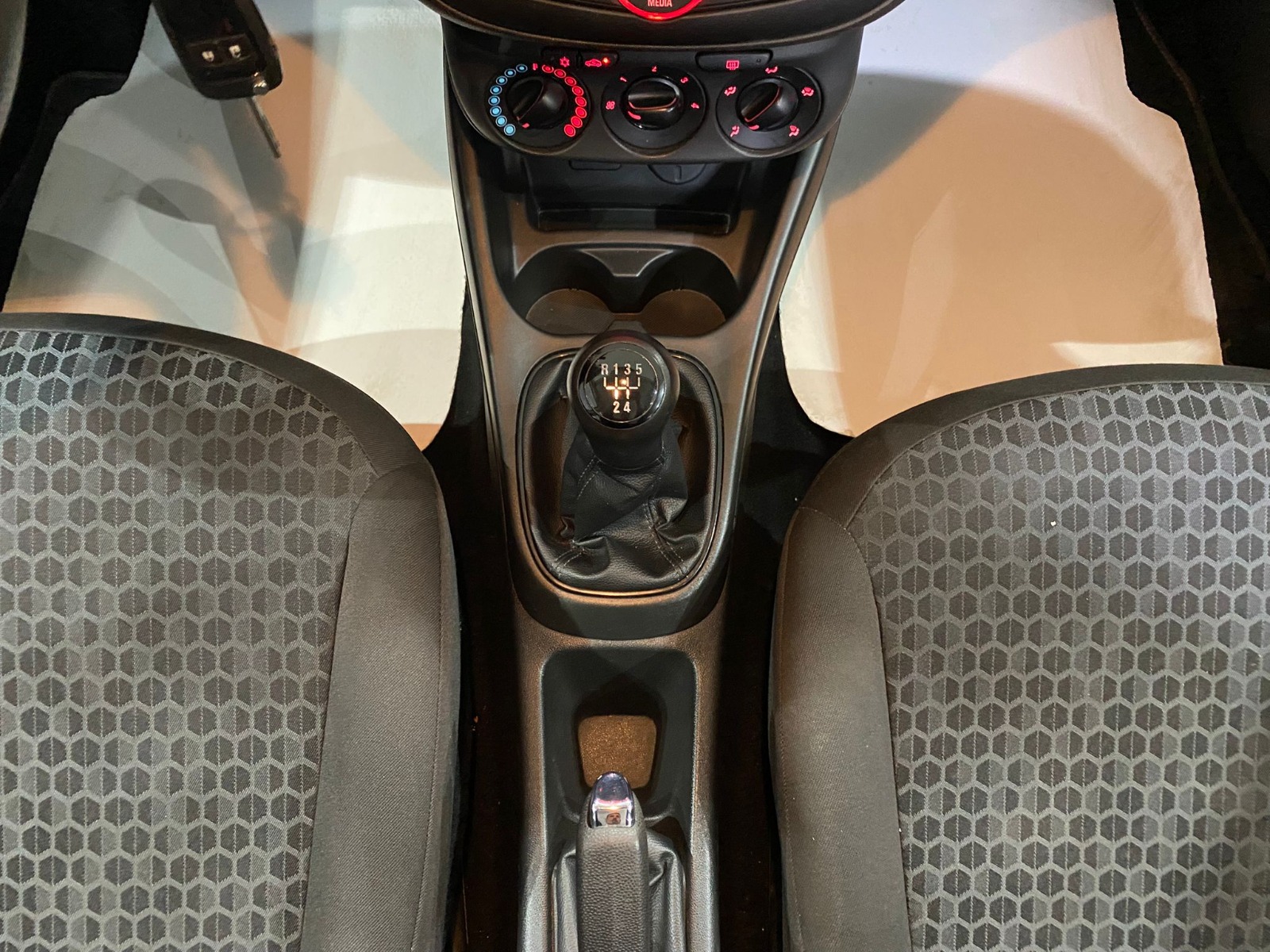 TaksitliOto.Net | 2.El Opel Corsa Hatchback 1.2 Essentia | Manuel & Benzin | Beyaz | İzmir.2el 2016 Benzin Manuel Opel Corsa Beyaz Gürel Tasarım Aksesuar Otomotiv San. Tic. Ltd. Şti.