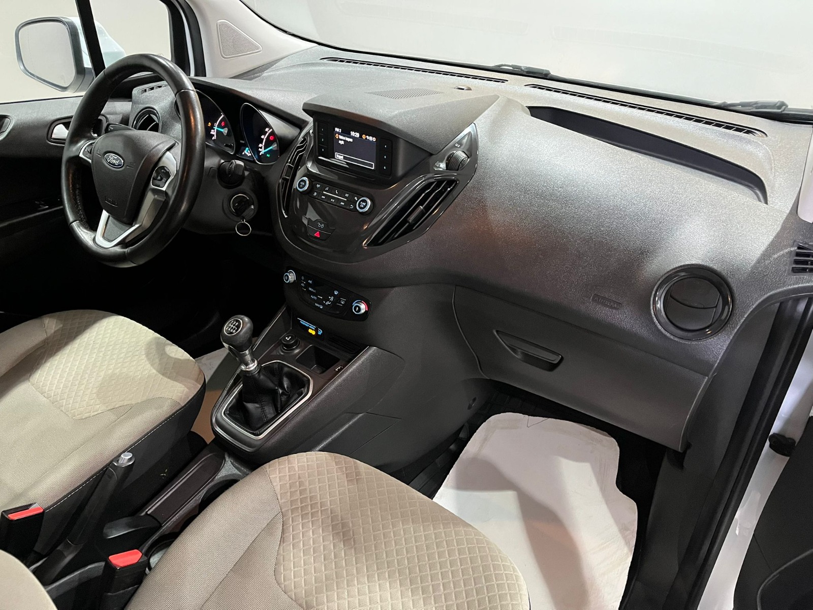 2021 Dizel Manuel Ford Tourneo Courier Journey Beyaz Gürel Tasarım Aksesuar Otomotiv San. Tic. Ltd. Şti.