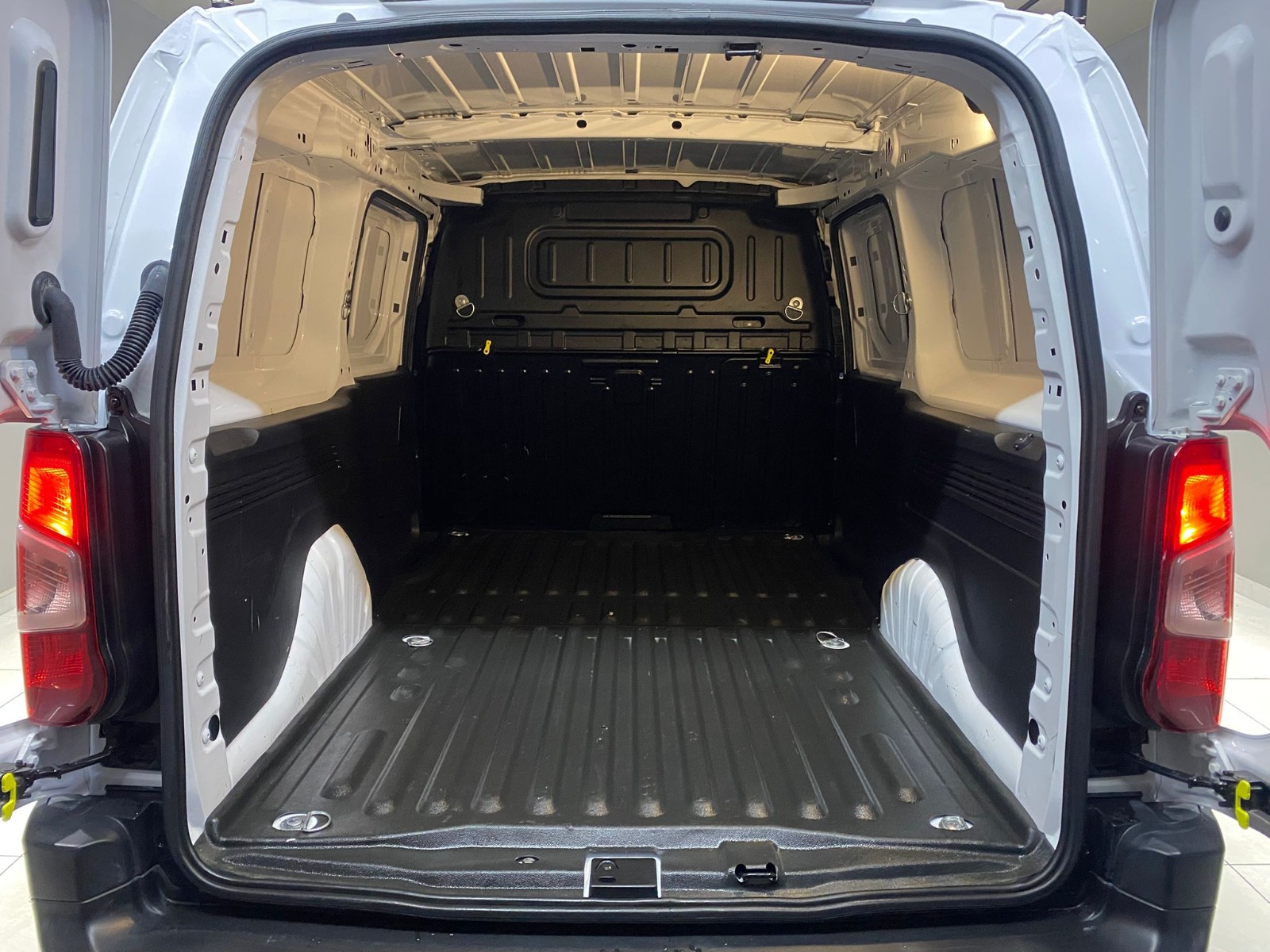 2024 Dizel Manuel Peugeot Partner Beyaz Gürel Tasarım Aksesuar Otomotiv San. Tic. Ltd. Şti.