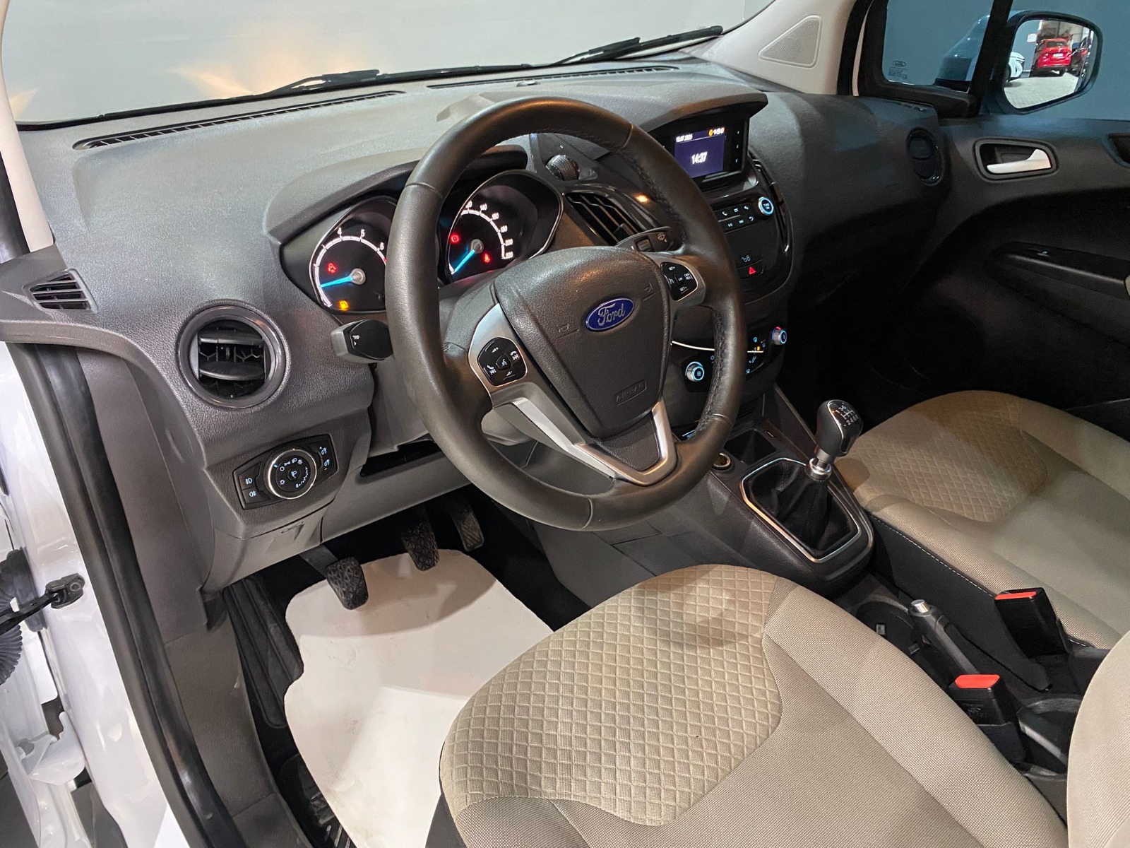 2023 Benzin Manuel Ford Tourneo Courier Beyaz Gürel Tasarım Aksesuar Otomotiv San. Tic. Ltd. Şti.