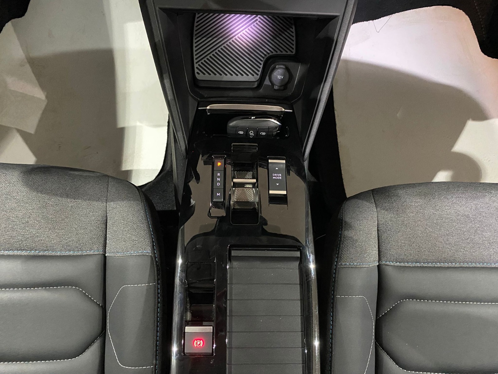 2024 Benzin Otomatik Citroen C4 X Kırmızı Gürel Tasarım Aksesuar Otomotiv San. Tic. Ltd. Şti.
