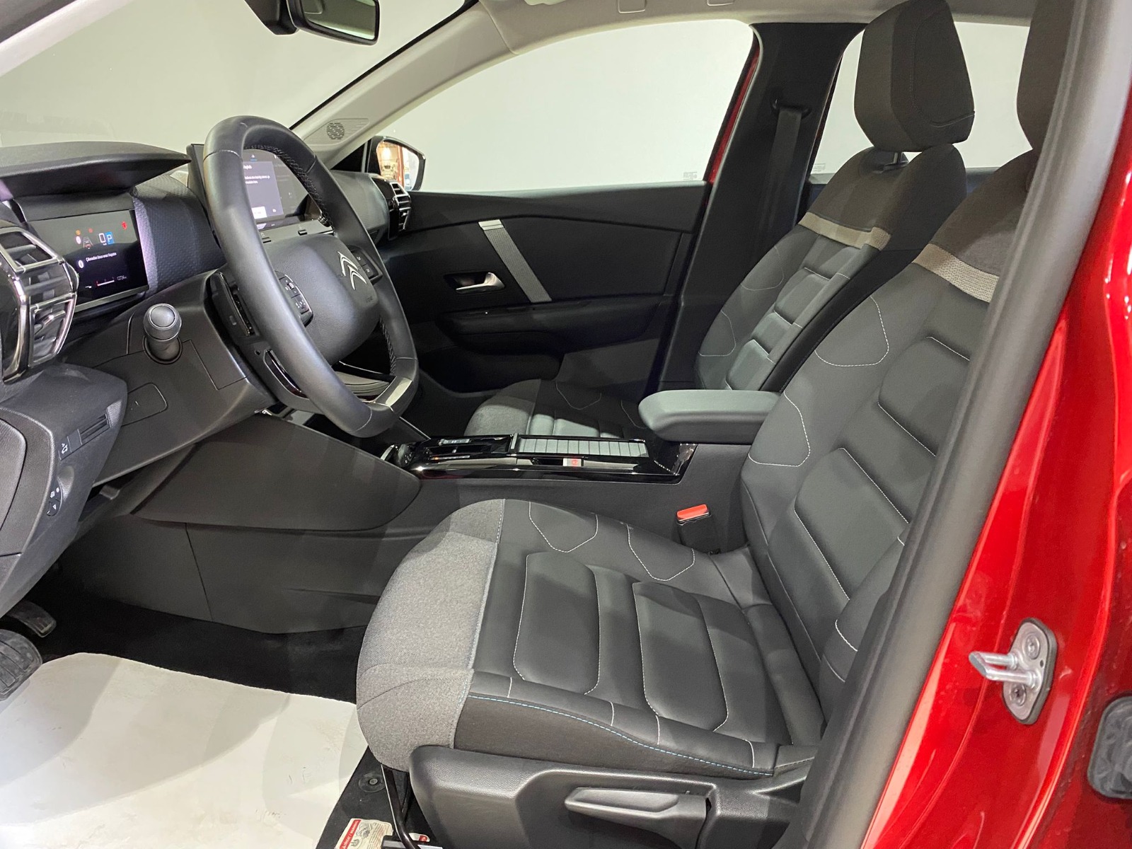 2024 Benzin Otomatik Citroen C4 X Kırmızı Gürel Tasarım Aksesuar Otomotiv San. Tic. Ltd. Şti.